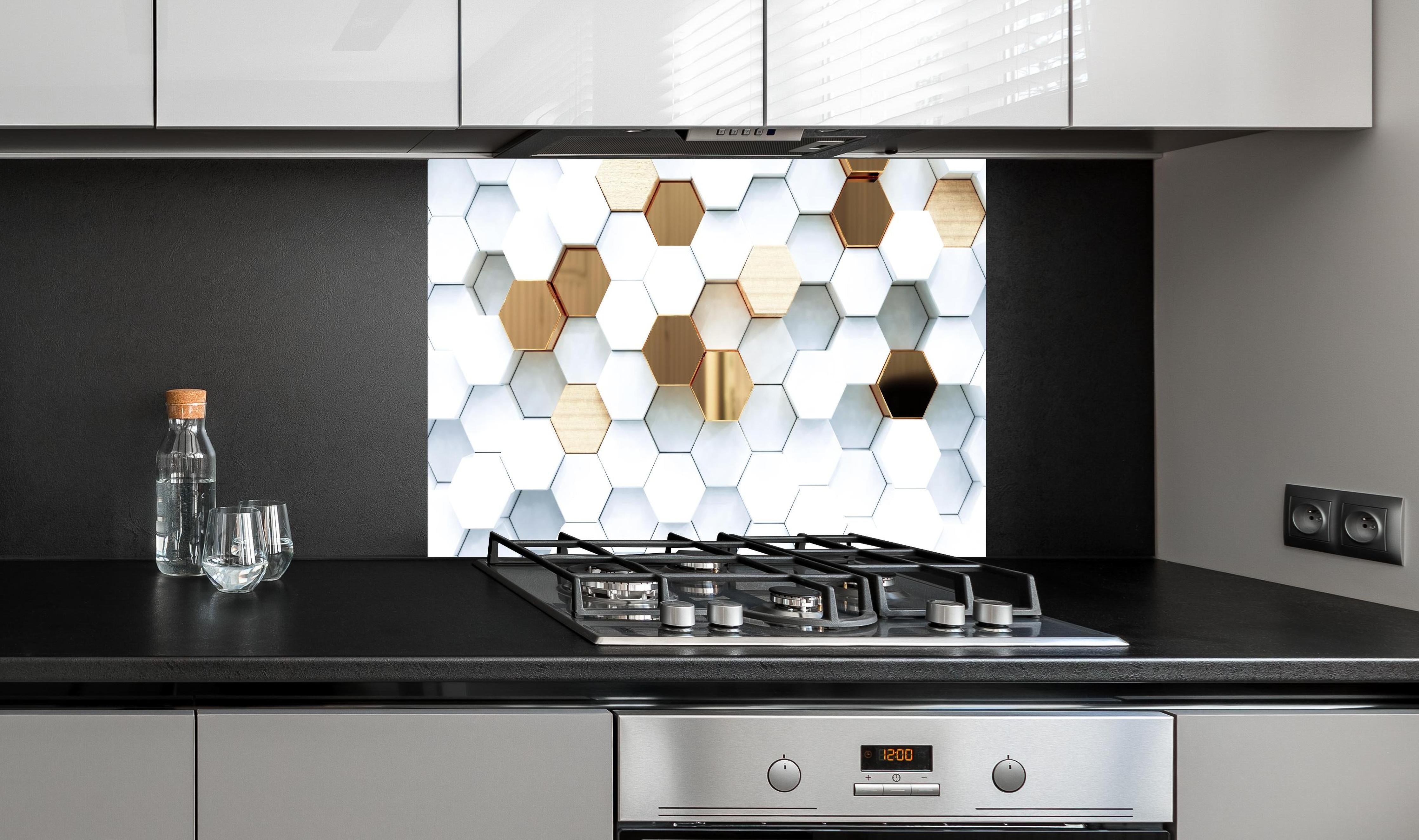Spritzschutz - Weiß-Goldene Hexagon Prachtstruktur hinter einem Cerankochfeld zwischen Holz-Kochutensilien
