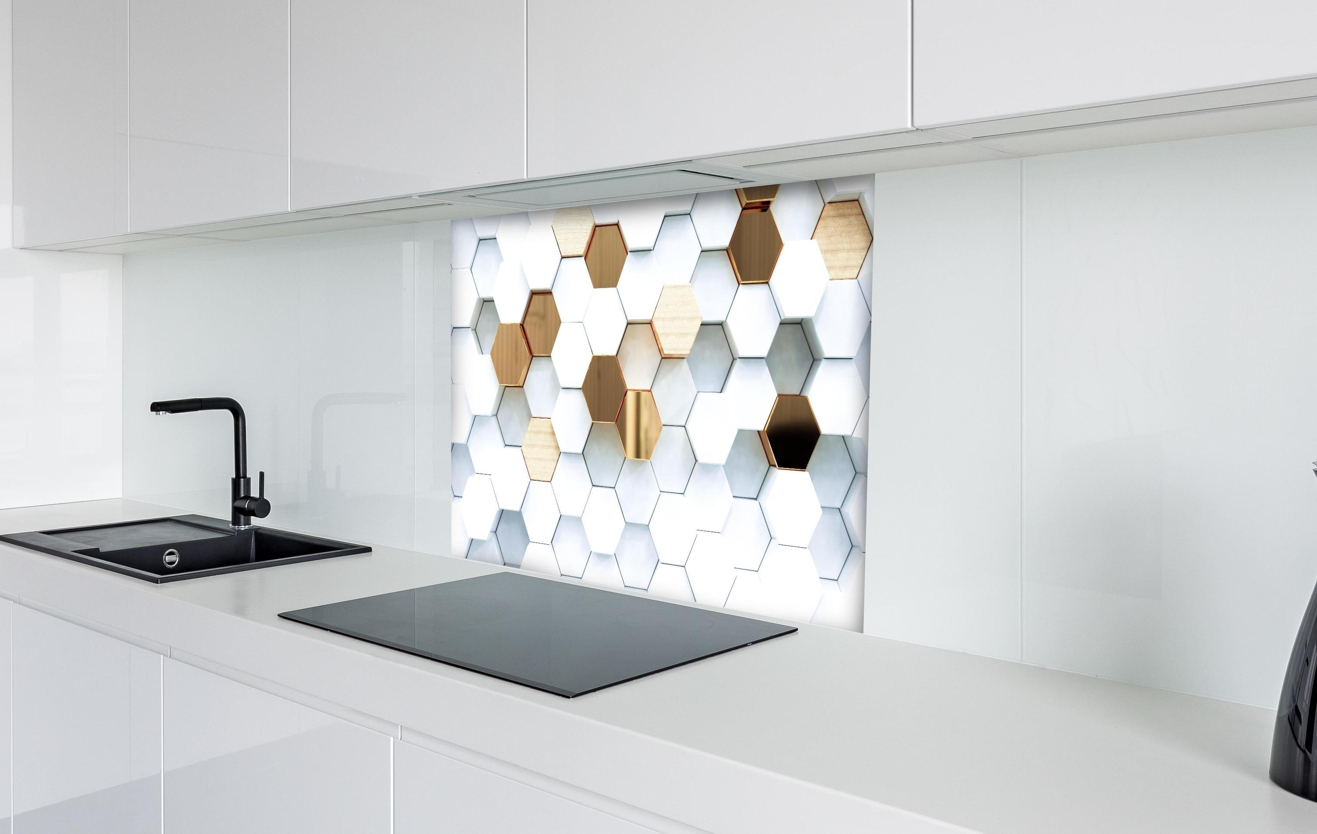 Spritzschutz - Weiß-Goldene Hexagon Prachtstruktur hinter einem Cerankochfeld zwischen Holz-Kochutensilien
