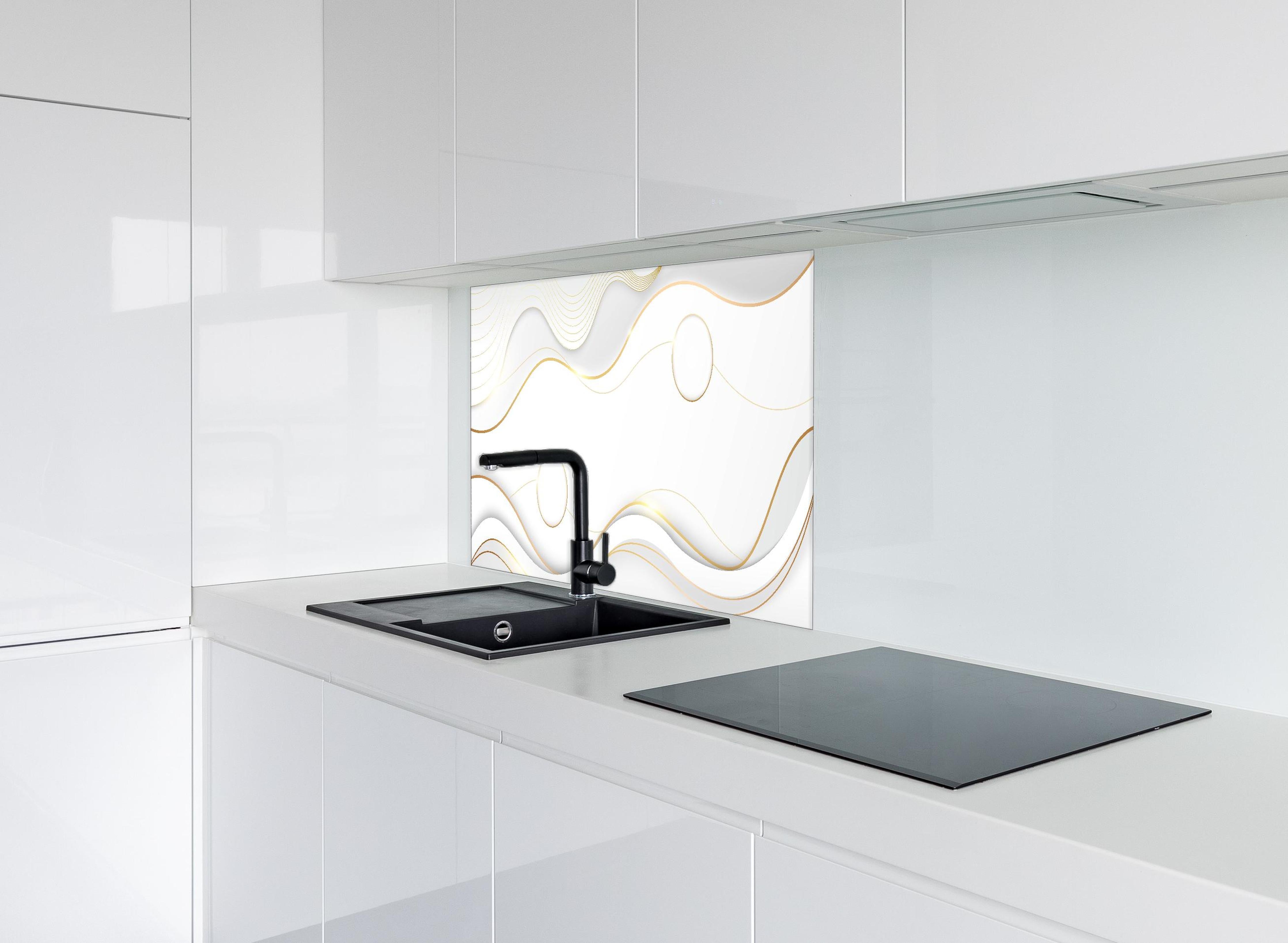 Spritzschutz - Weiß-Goldenes Wellen-Muster für Luxusdesign hinter einem Cerankochfeld zwischen Holz-Kochutensilien
