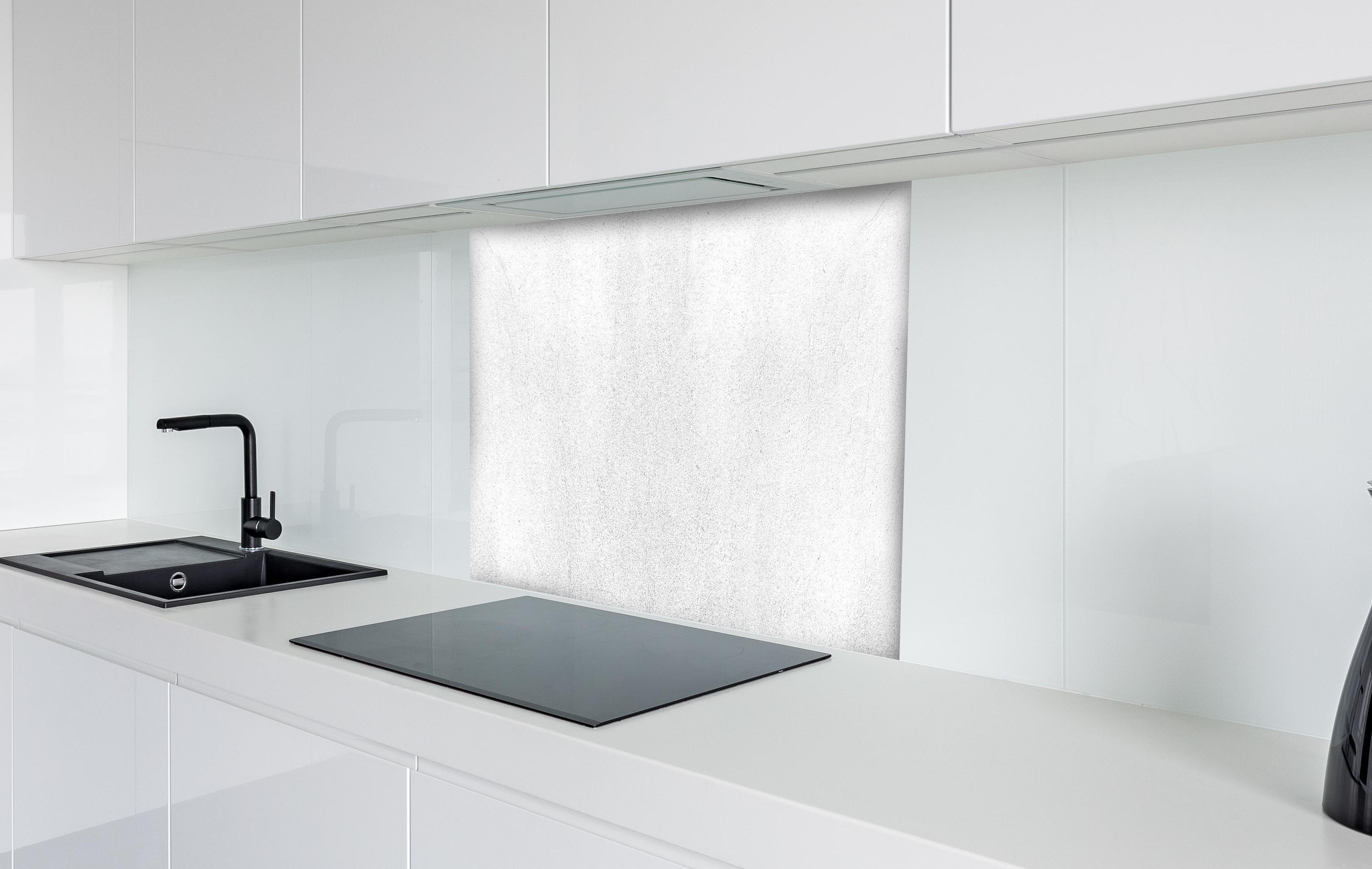 Spritzschutz - Weiß beige Betonwand hinter einem Cerankochfeld zwischen Holz-Kochutensilien
