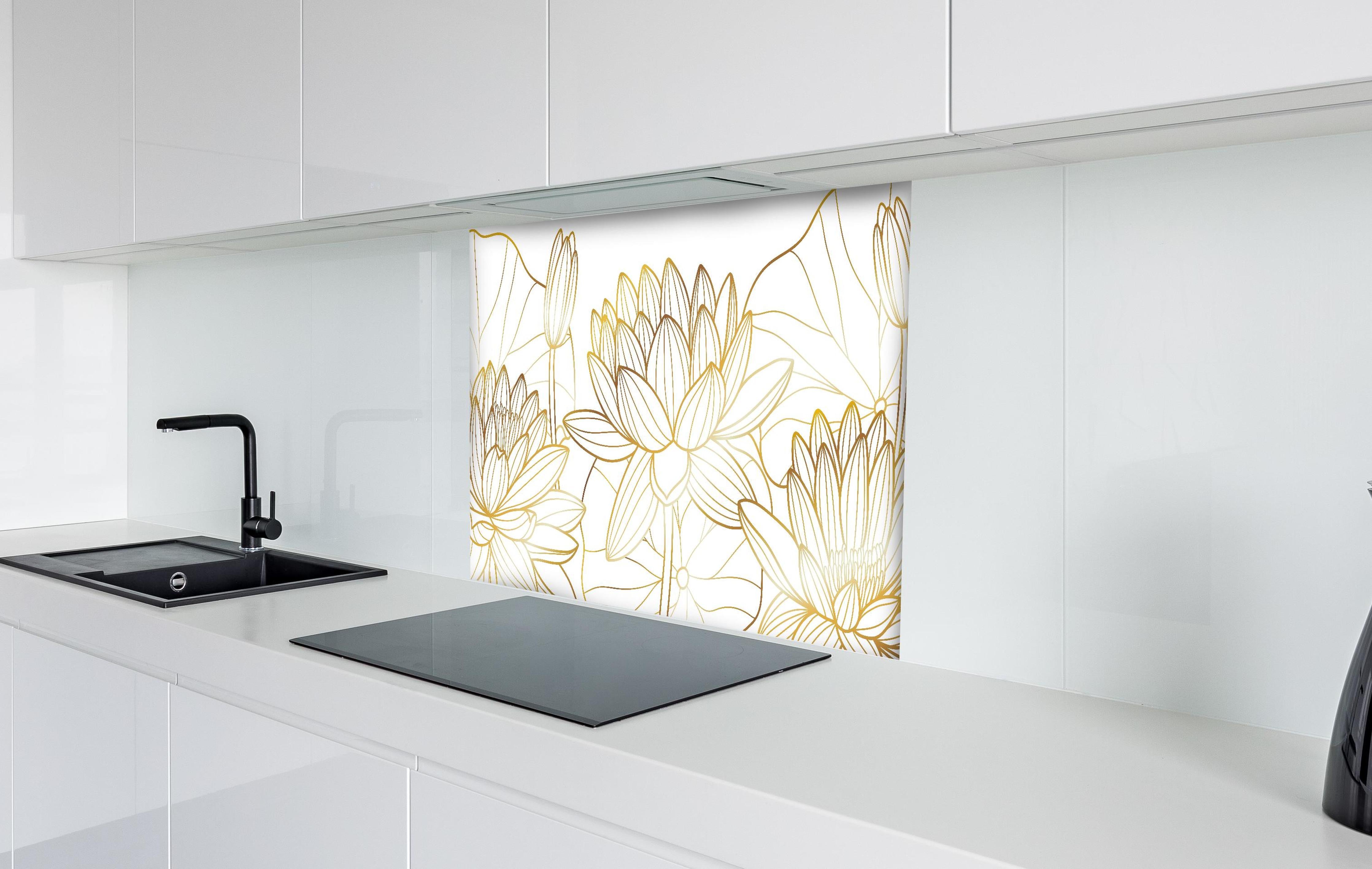 Spritzschutz - Weiß-goldene Blüten hinter einem Cerankochfeld zwischen Holz-Kochutensilien
