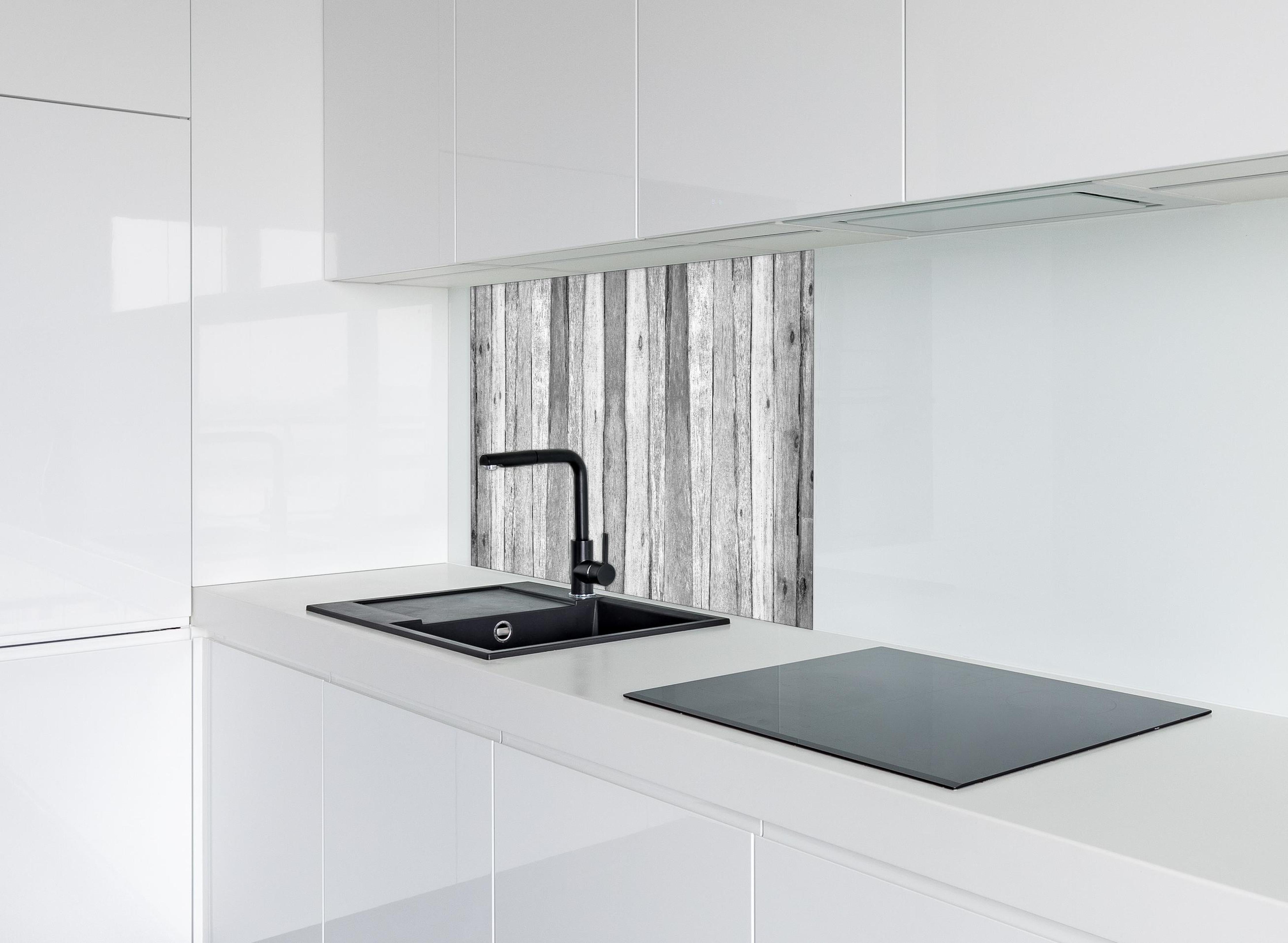 Spritzschutz - Weiß grau gestrichene Holzstruktur hinter einem Cerankochfeld zwischen Holz-Kochutensilien
