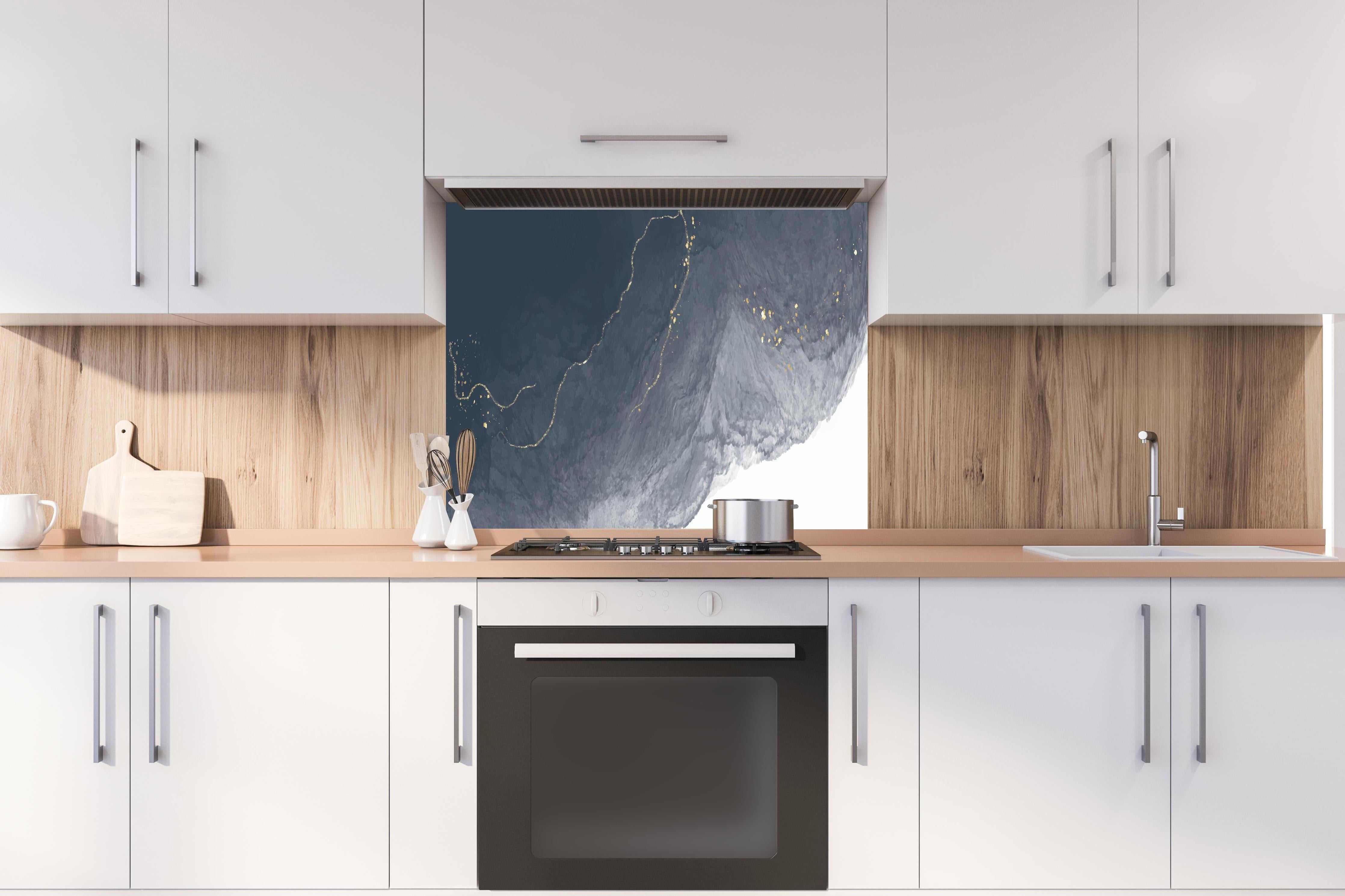 Spritzschutz - Weiß und Grau als elegante Hintergrundtextur hinter einem Cerankochfeld zwischen Holz-Kochutensilien
