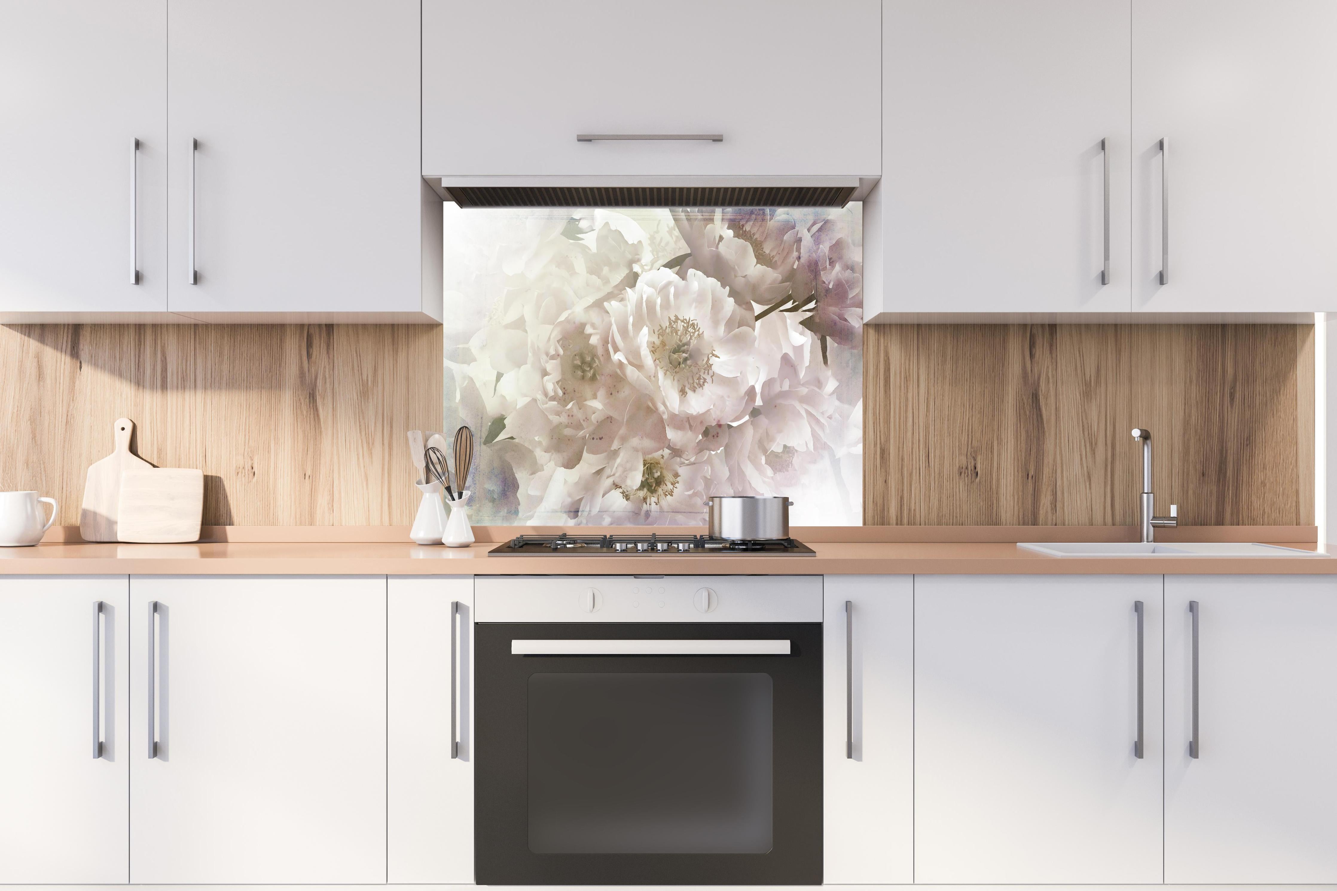 Spritzschutz - Weiße Blume - Darstellung hinter einem Cerankochfeld zwischen Holz-Kochutensilien
