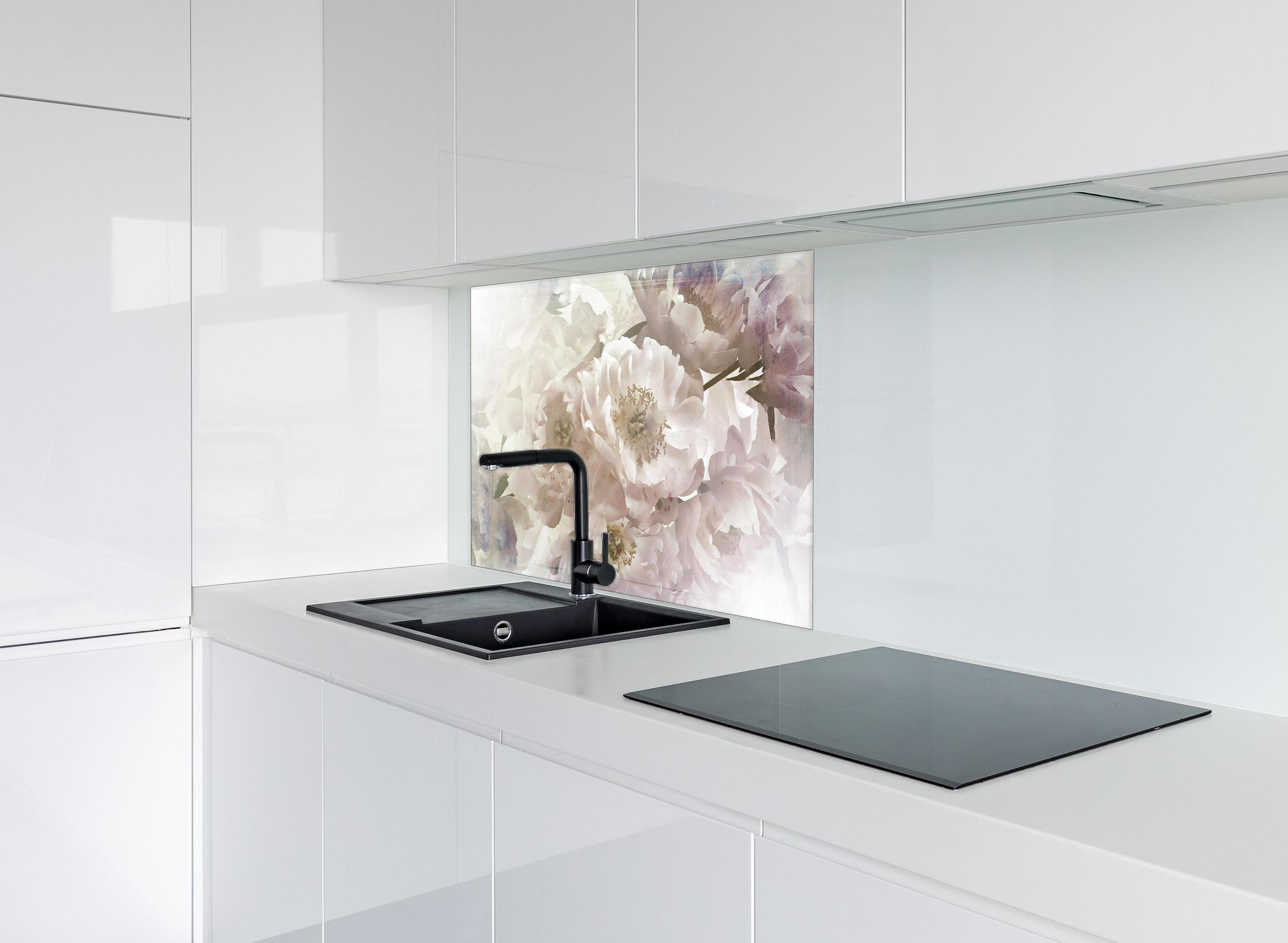 Spritzschutz - Weiße Blume - Darstellung hinter einem Cerankochfeld zwischen Holz-Kochutensilien
