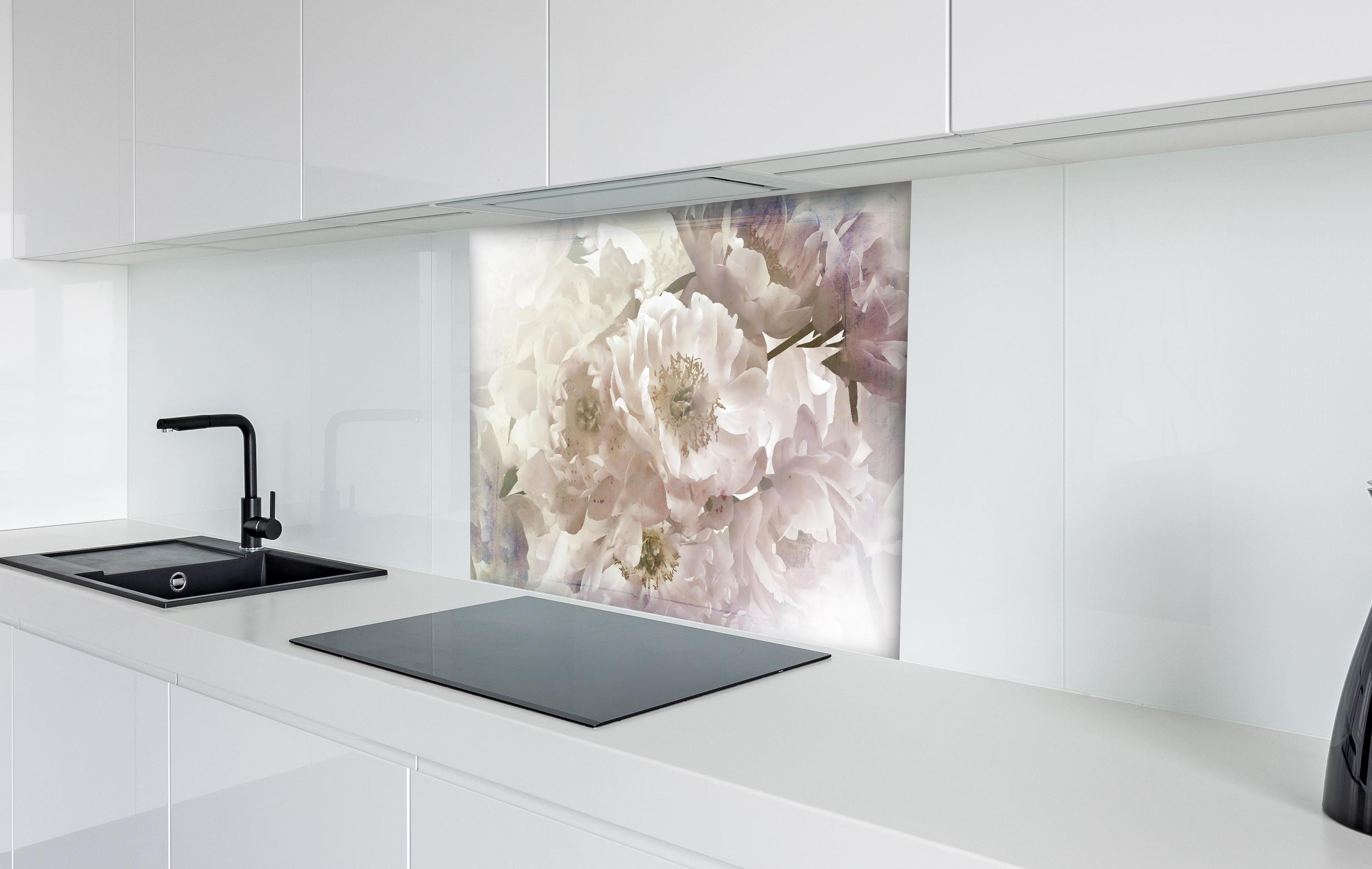 Spritzschutz - Weiße Blume - Darstellung hinter einem Cerankochfeld zwischen Holz-Kochutensilien
