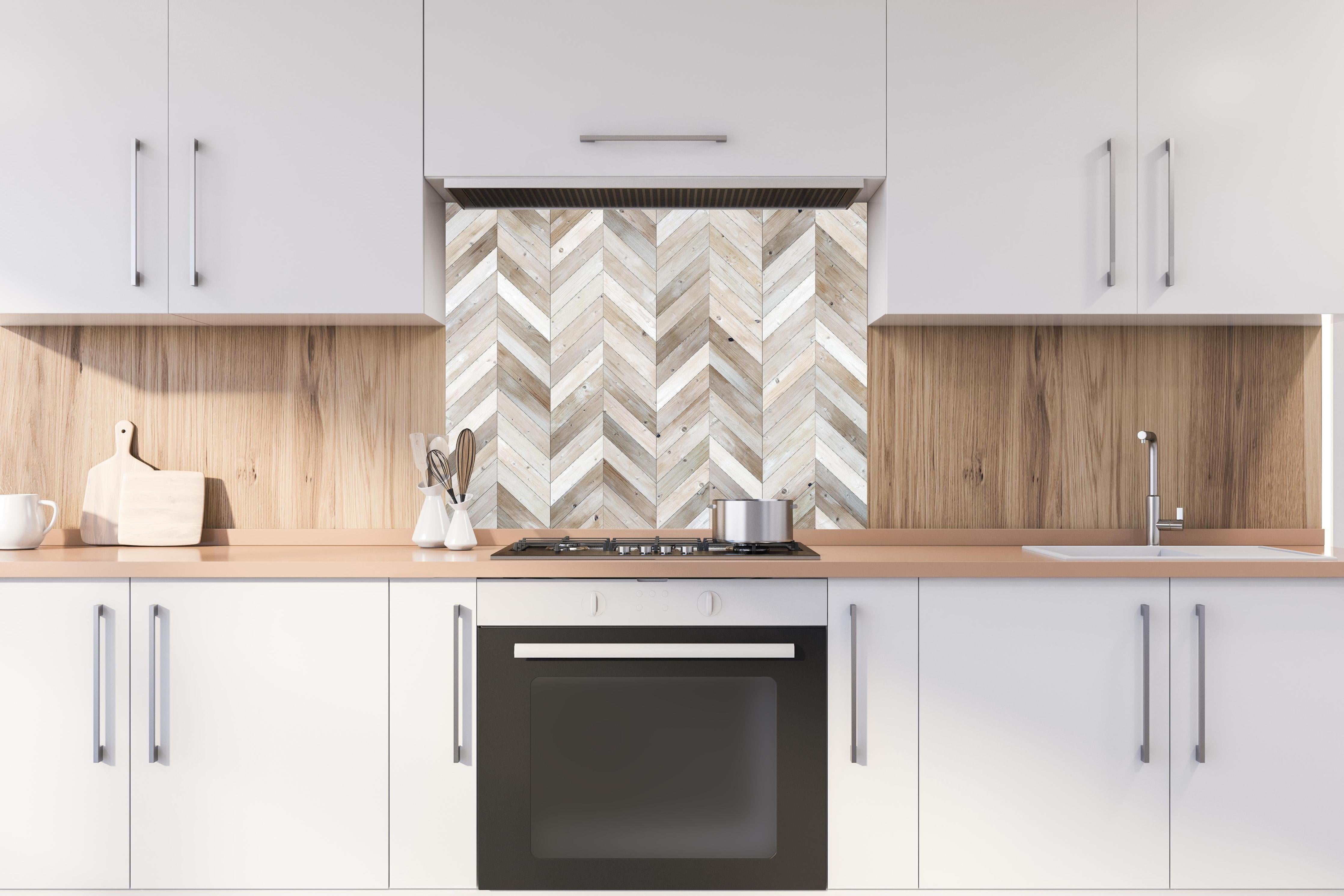 Spritzschutz - Weiße Chevron Textur hinter einem Cerankochfeld zwischen Holz-Kochutensilien
