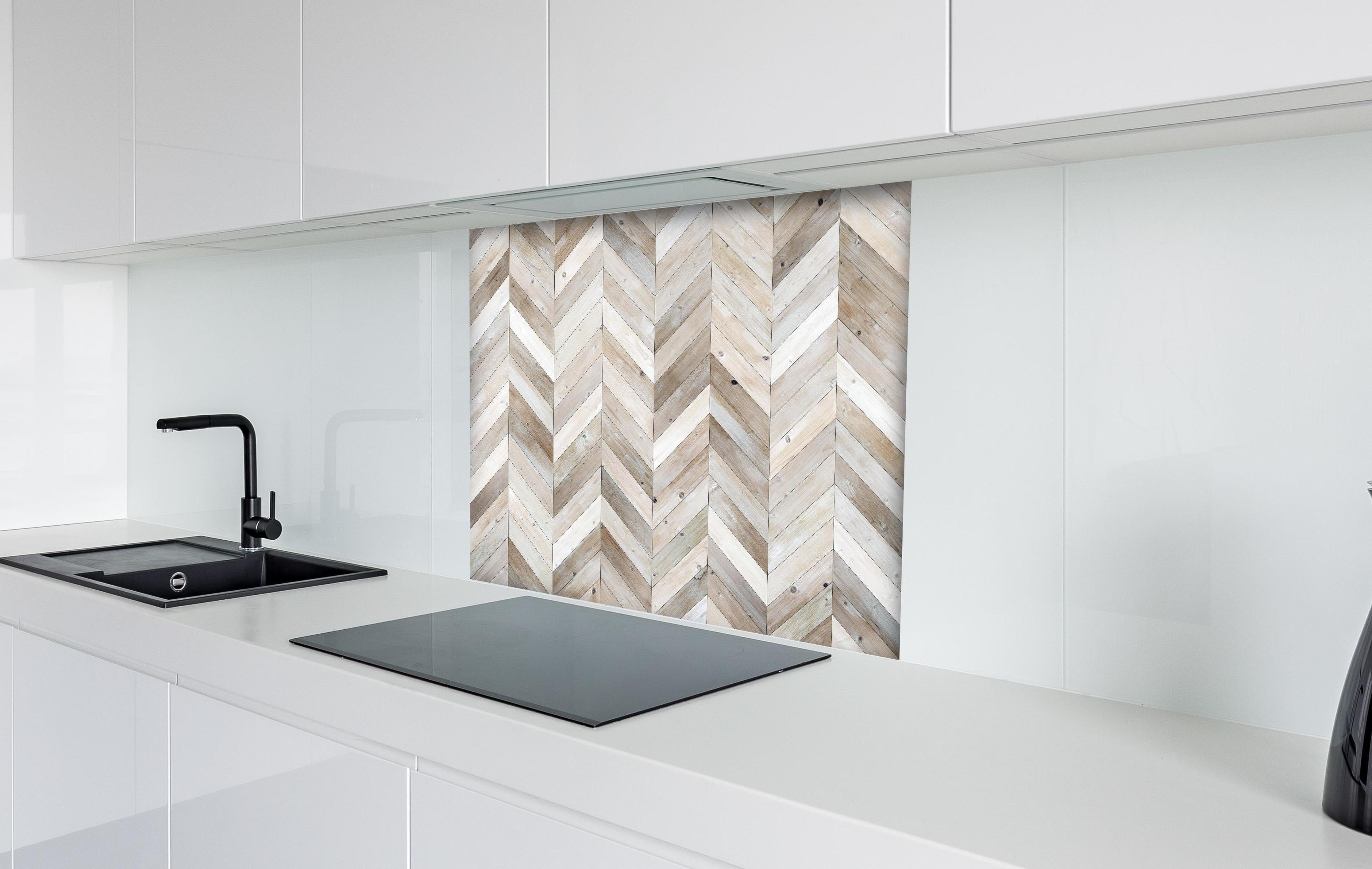 Spritzschutz - Weiße Chevron Textur hinter einem Cerankochfeld zwischen Holz-Kochutensilien
