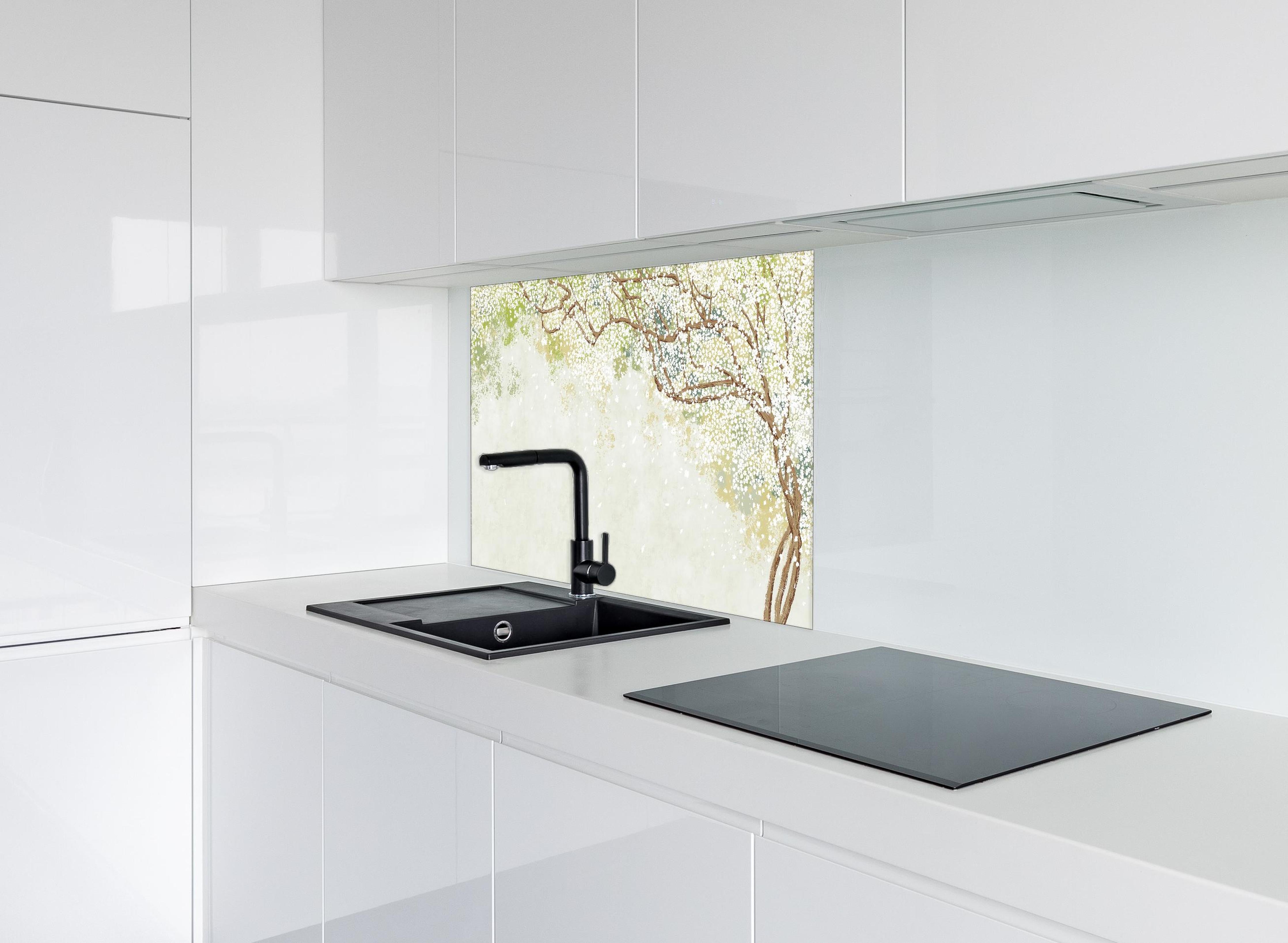 Spritzschutz - Weiße Sakura Blätter - Vintage hinter einem Cerankochfeld zwischen Holz-Kochutensilien
