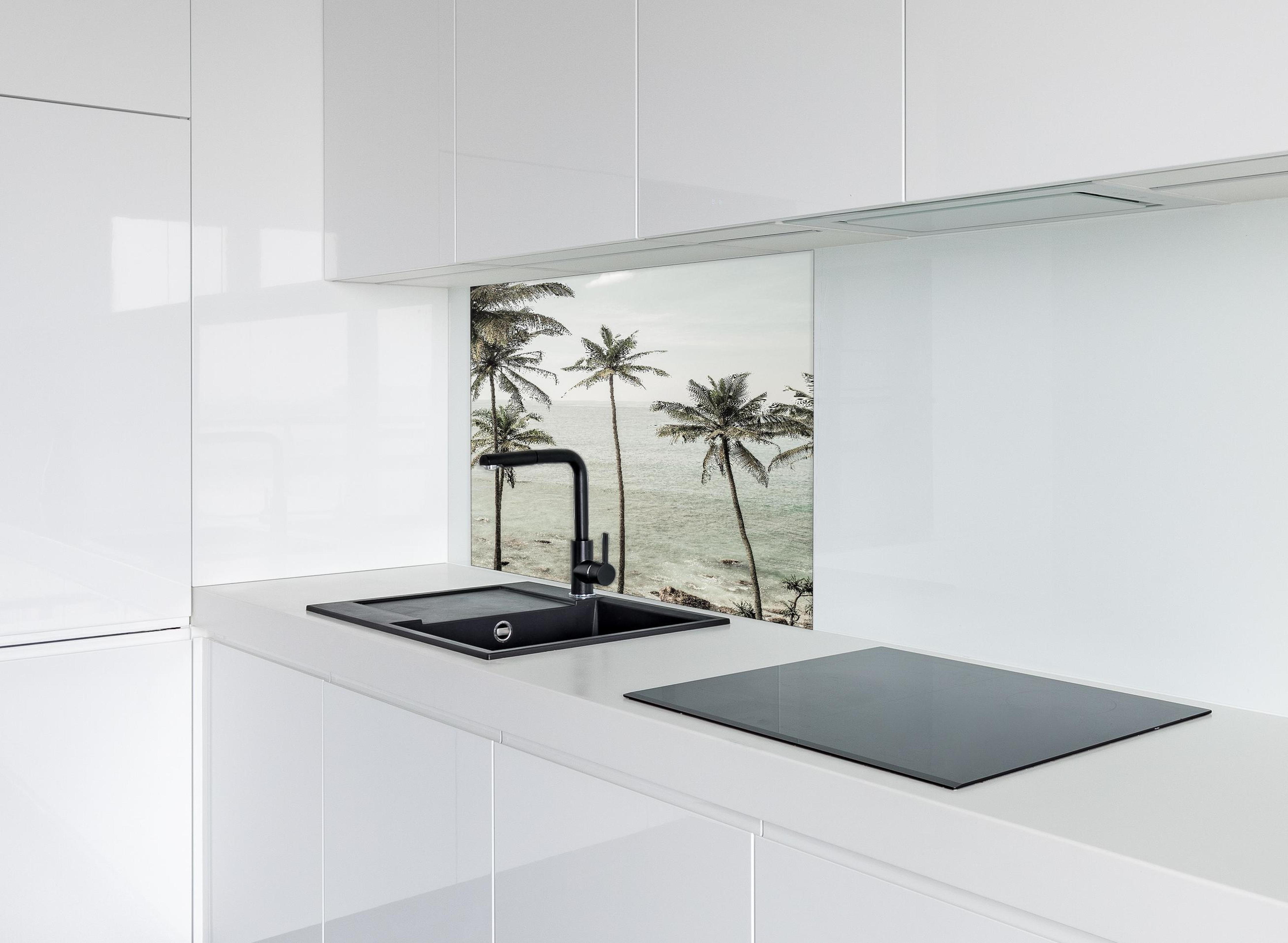 Spritzschutz - Weiße Sandstrände mit grünen Palmen hinter einem Cerankochfeld zwischen Holz-Kochutensilien
