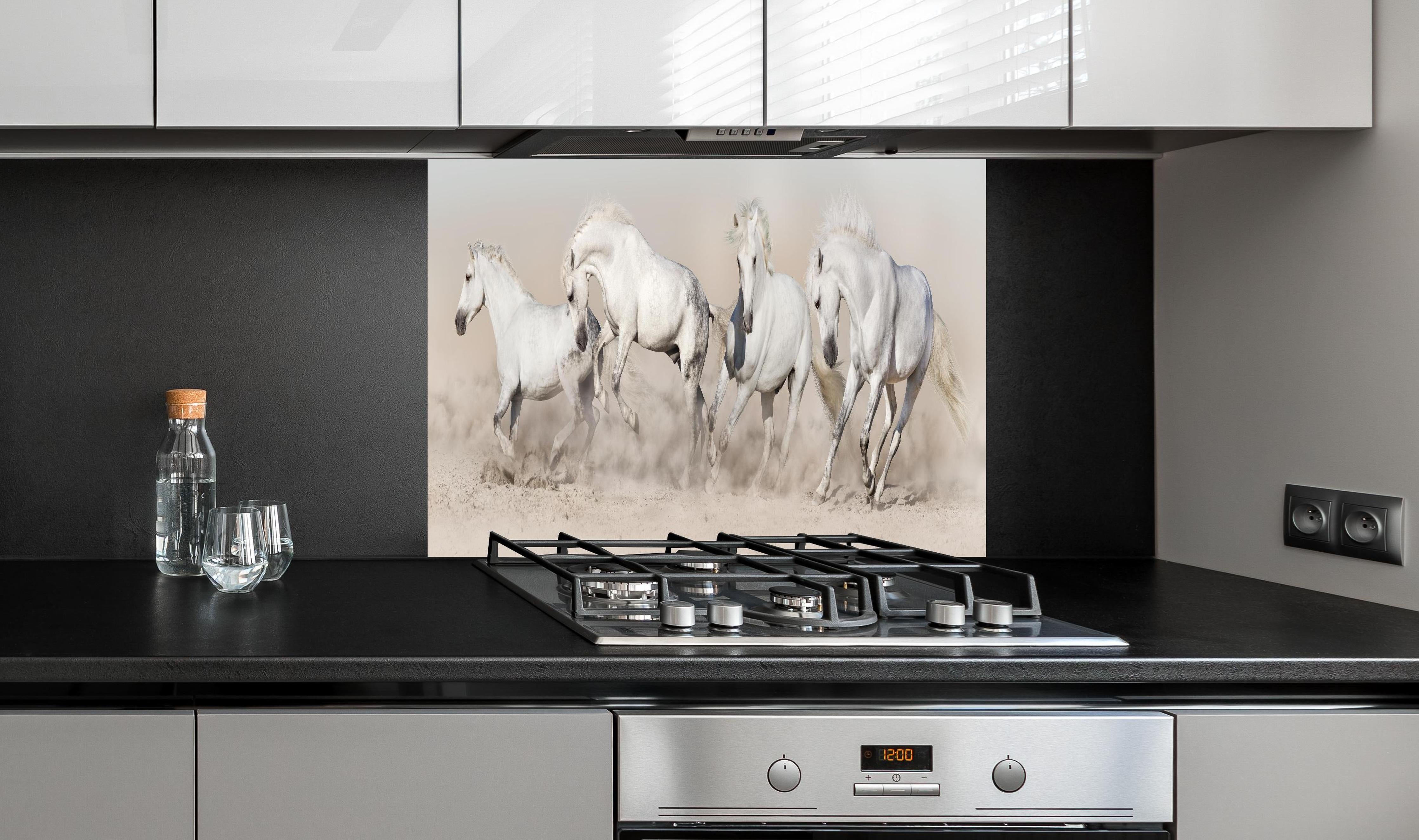 Spritzschutz - Weiße Wildpferde Staubwolke Wüste hinter einem Cerankochfeld zwischen Holz-Kochutensilien
