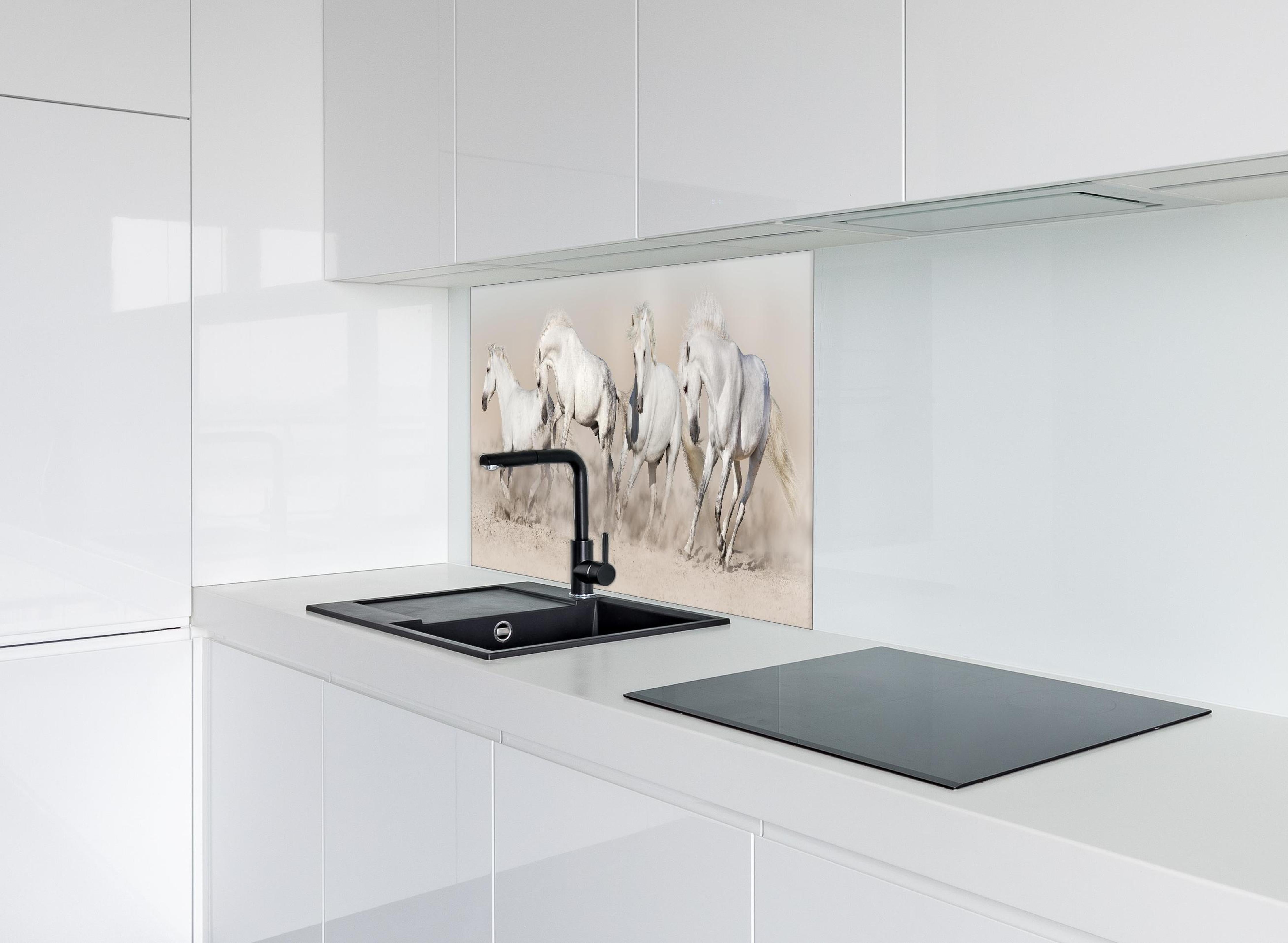 Spritzschutz - Weiße Wildpferde Staubwolke Wüste hinter einem Cerankochfeld zwischen Holz-Kochutensilien
