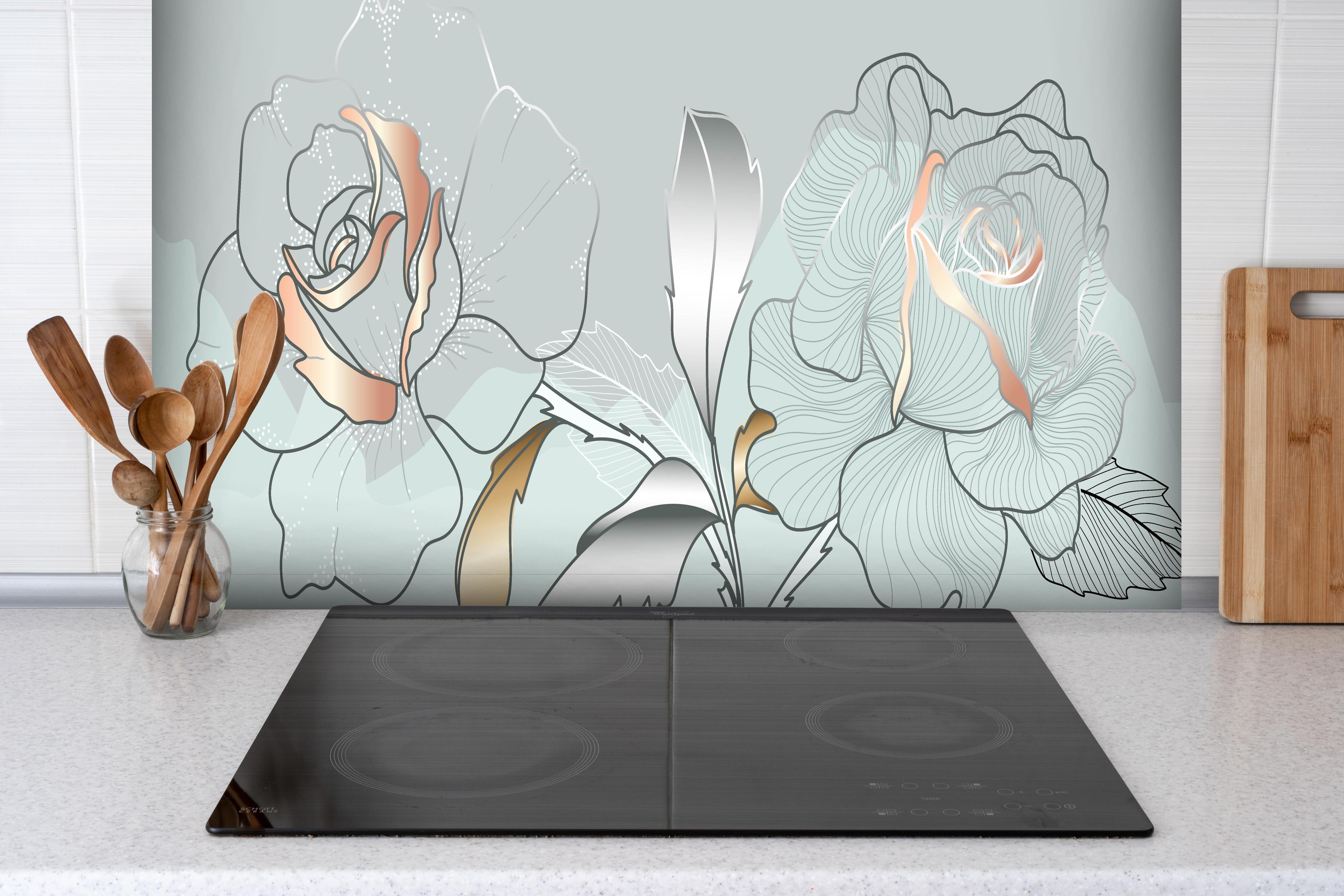 Spritzschutz - Weiße und Blaue Florale Illustration hinter einem Cerankochfeld zwischen Holz-Kochutensilien
