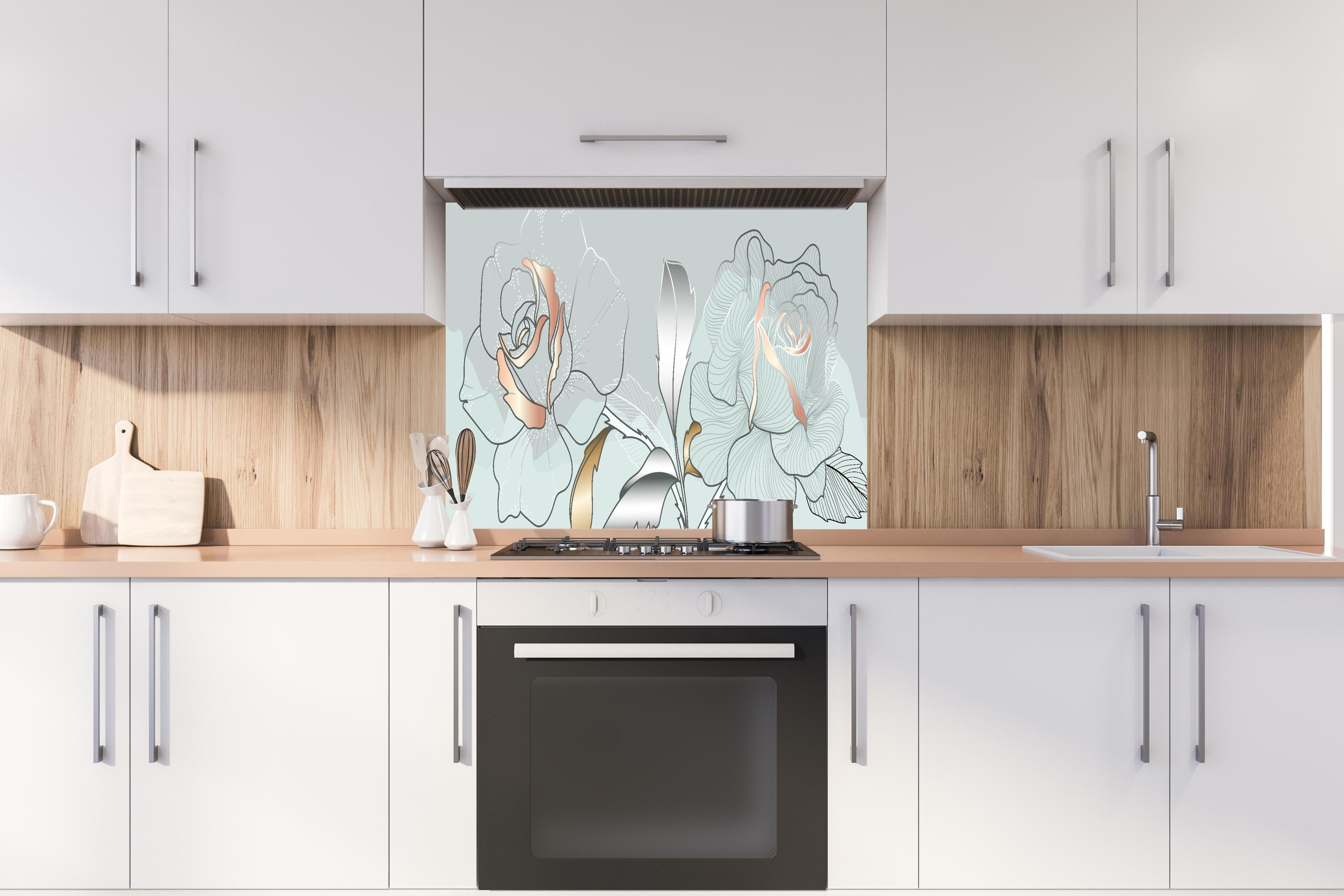 Spritzschutz - Weiße und Blaue Florale Illustration hinter einem Cerankochfeld zwischen Holz-Kochutensilien
