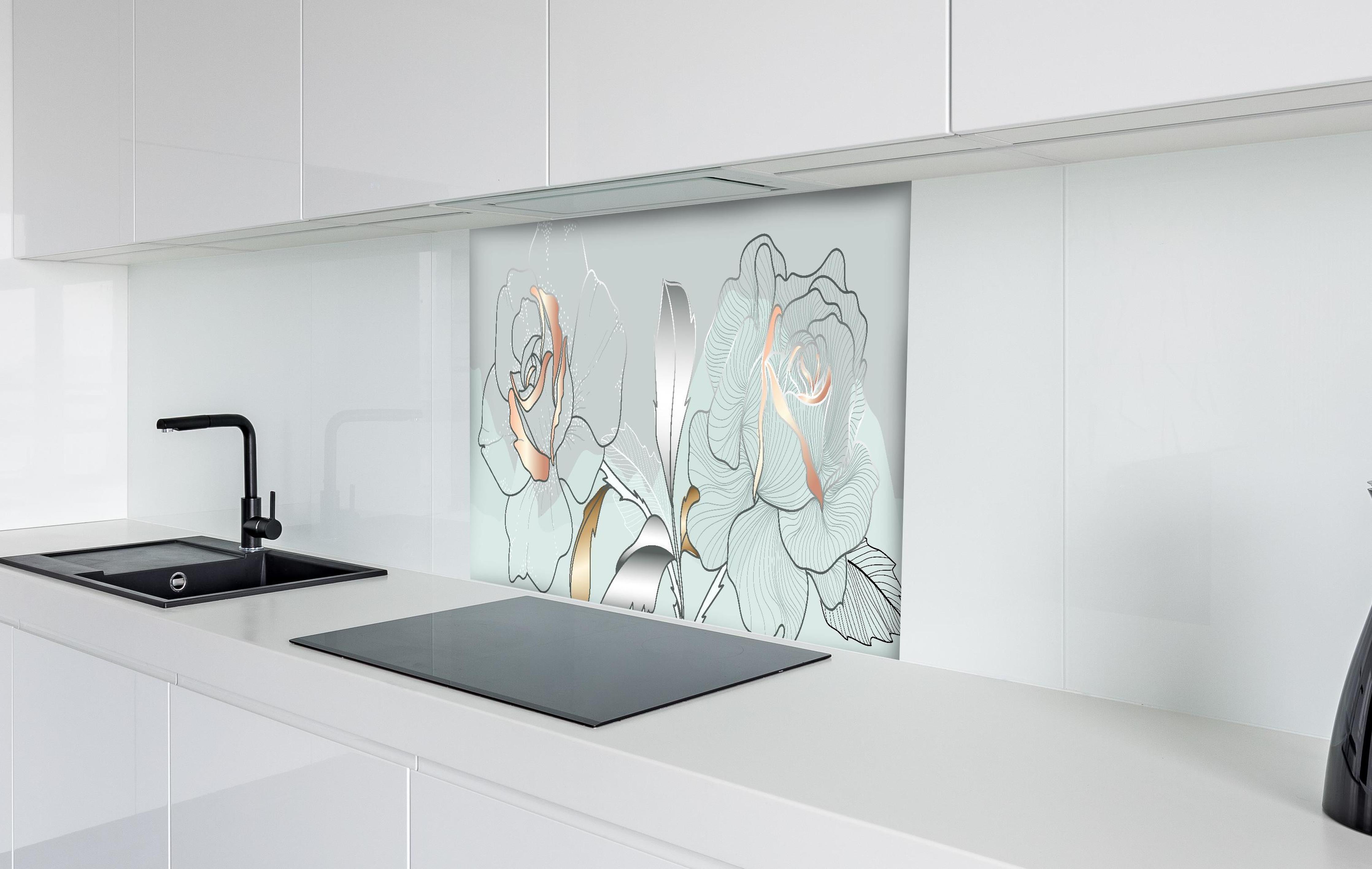 Spritzschutz - Weiße und Blaue Florale Illustration hinter einem Cerankochfeld zwischen Holz-Kochutensilien
