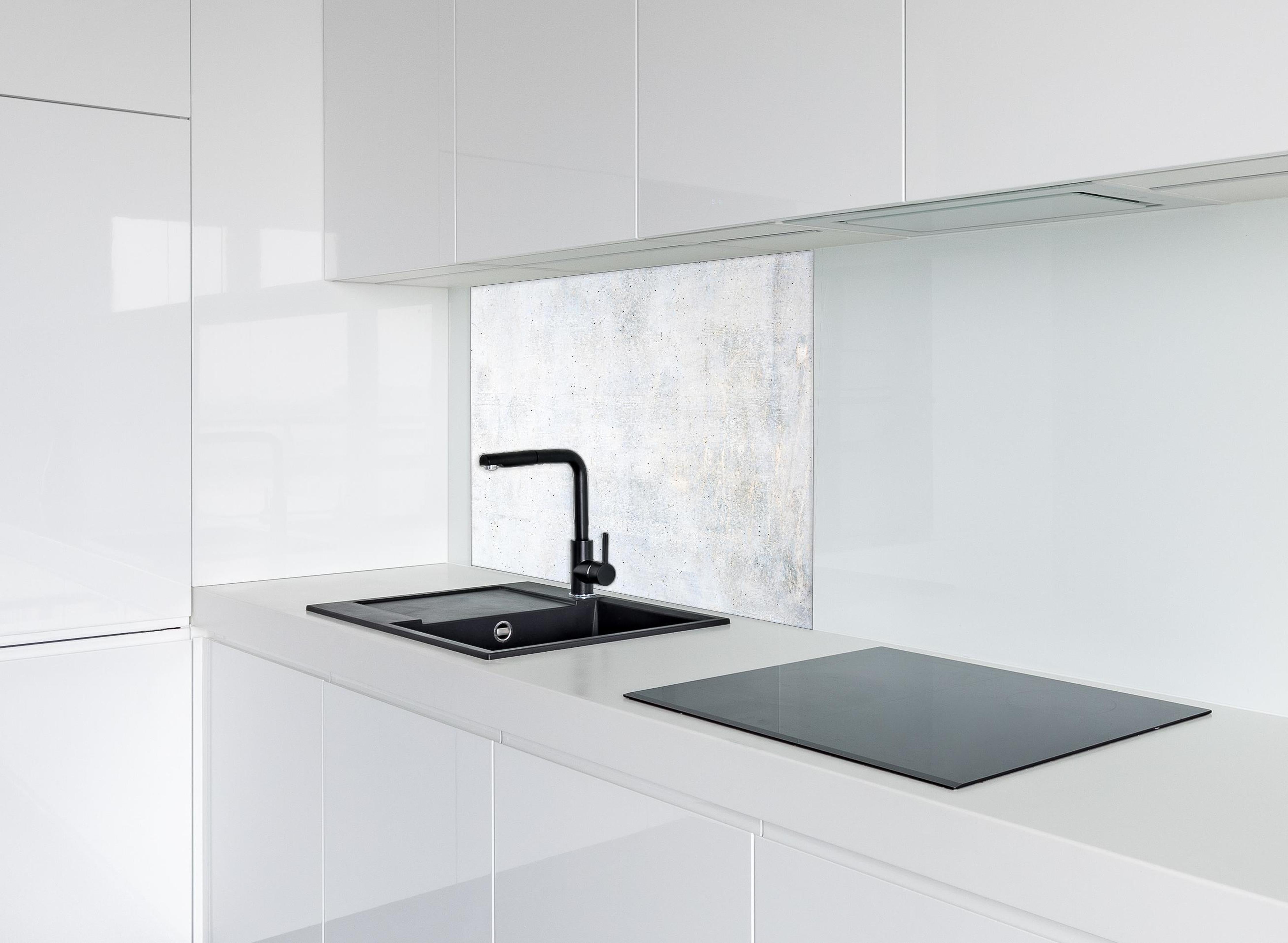 Spritzschutz - Weiße verwitterte Betonwand hinter einem Cerankochfeld zwischen Holz-Kochutensilien
