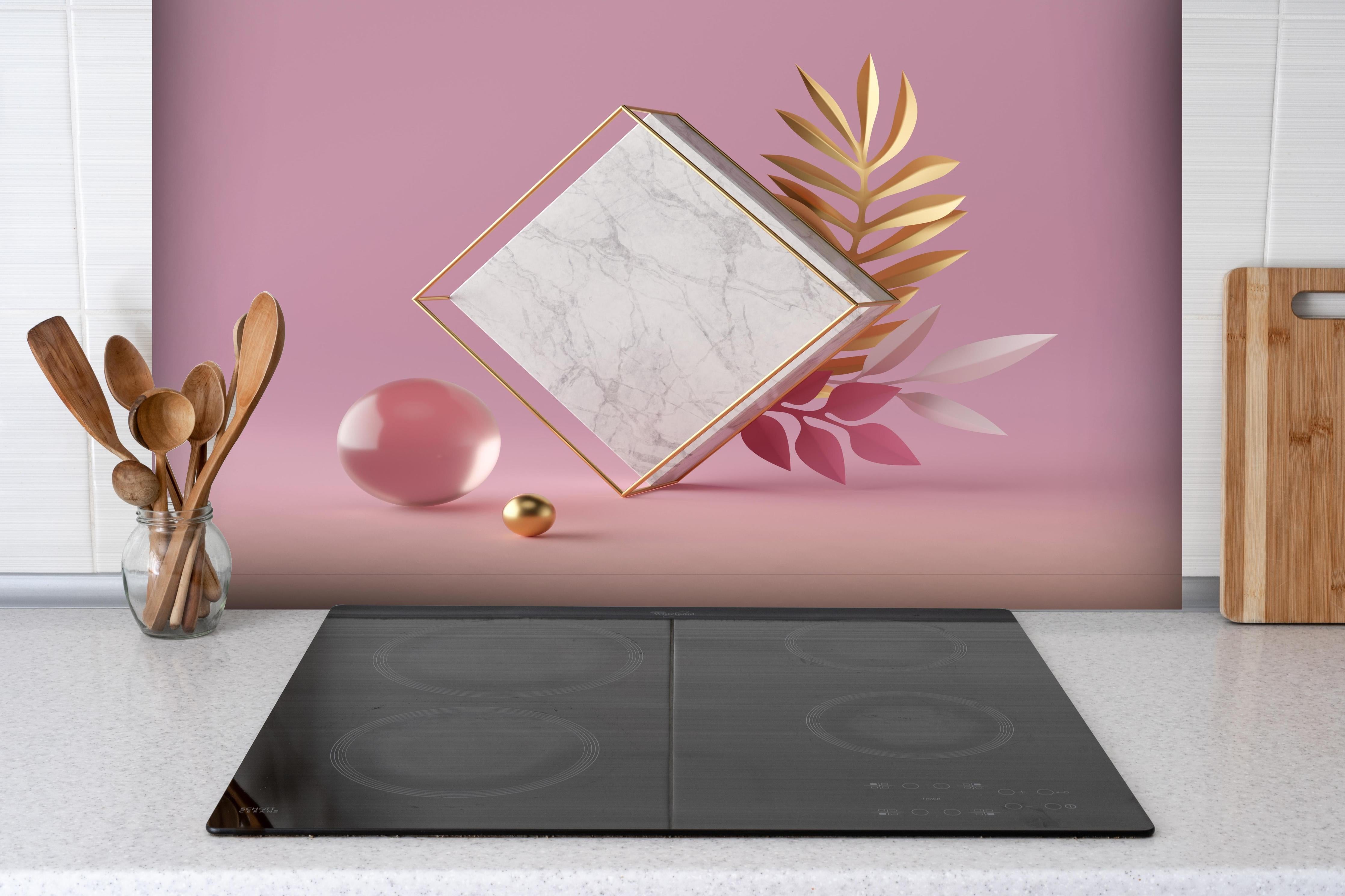Spritzschutz - Weißer Marmor-Rhombus auf rosanem Hintergrund hinter einem Cerankochfeld zwischen Holz-Kochutensilien
