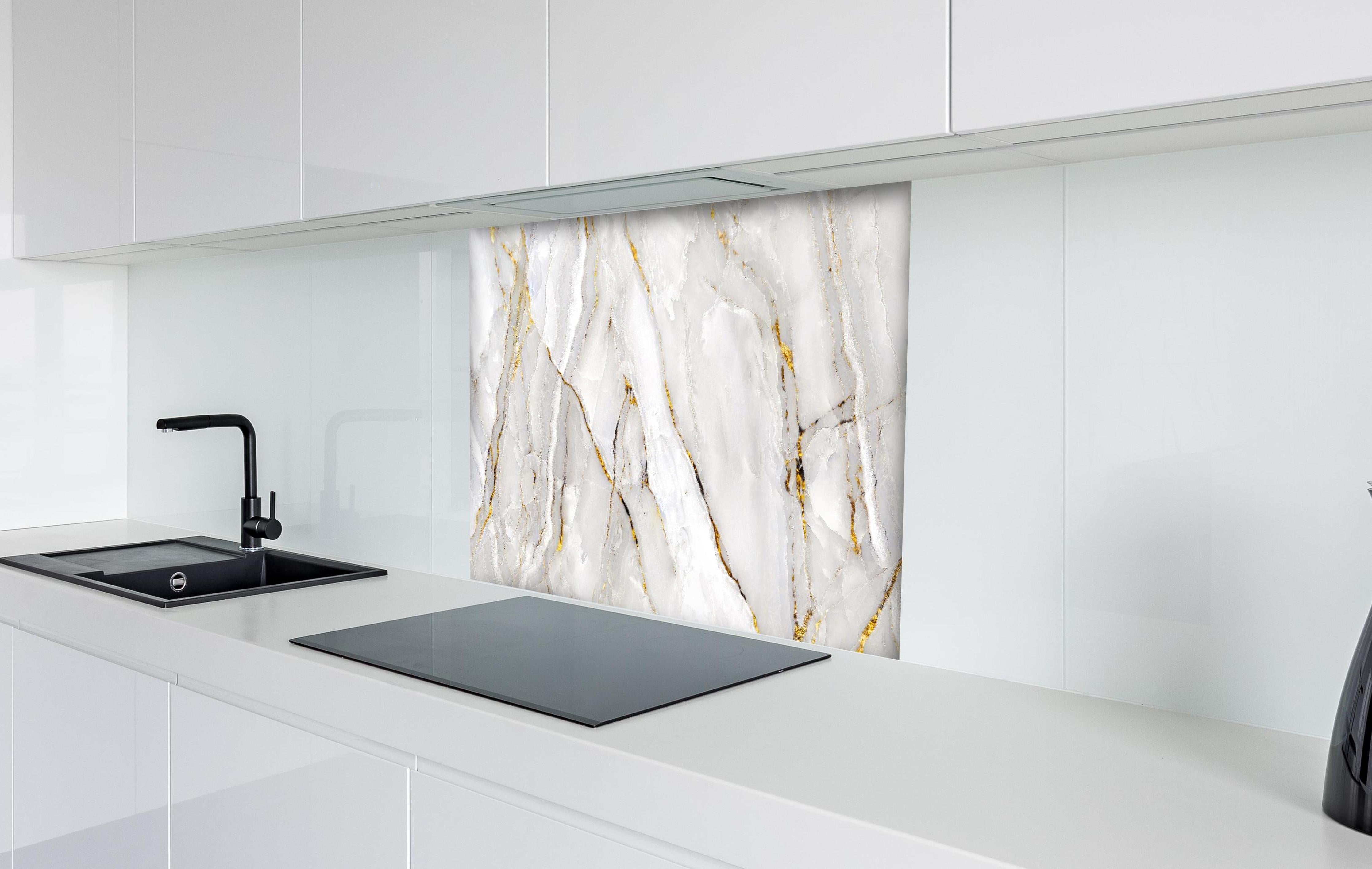 Spritzschutz - Weißer Statuario-Marmor mit goldene Adern hinter einem Cerankochfeld zwischen Holz-Kochutensilien
