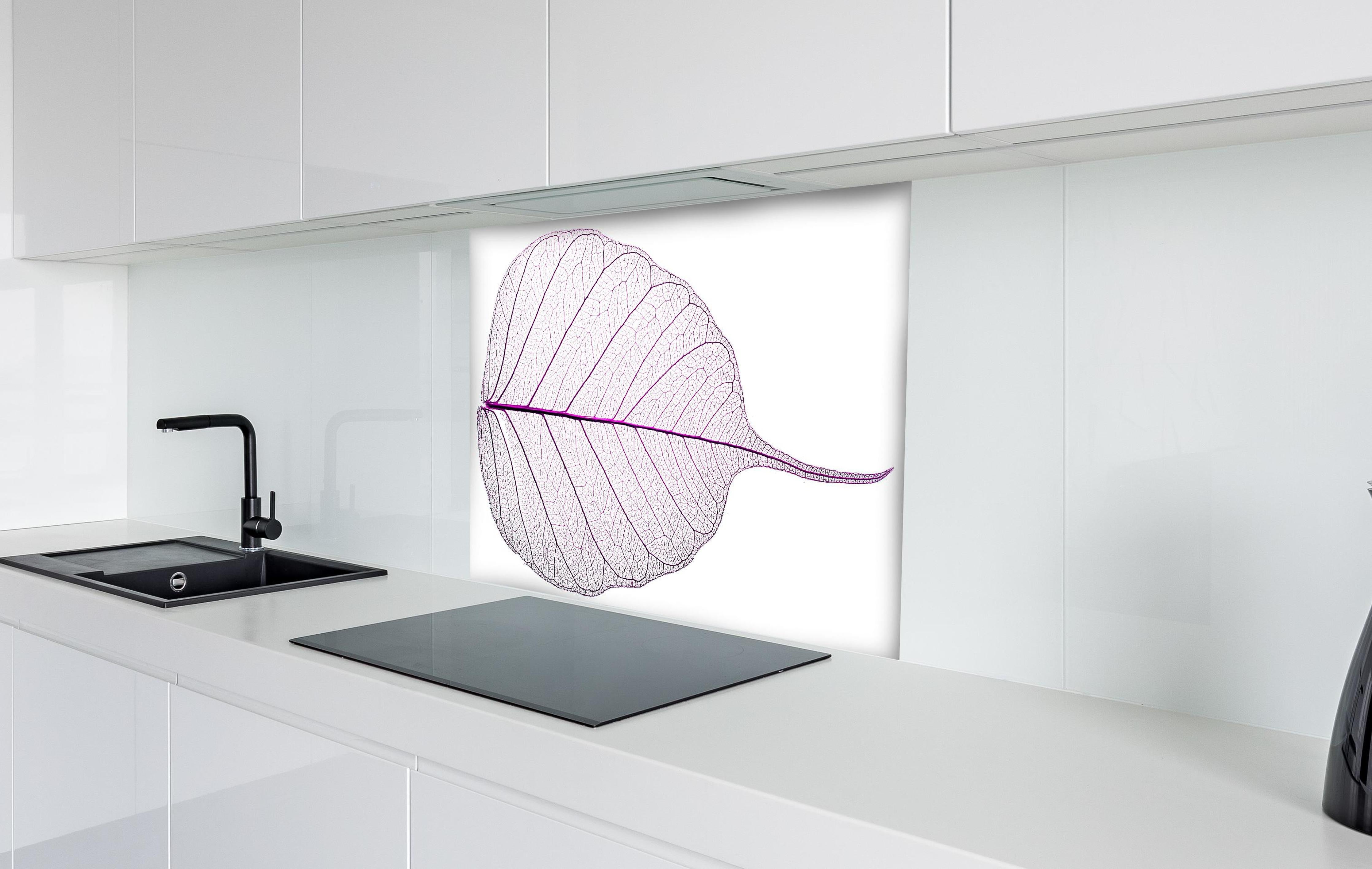 Spritzschutz - Weißes Blatt Skelett mit lila Akzent hinter einem Cerankochfeld zwischen Holz-Kochutensilien
