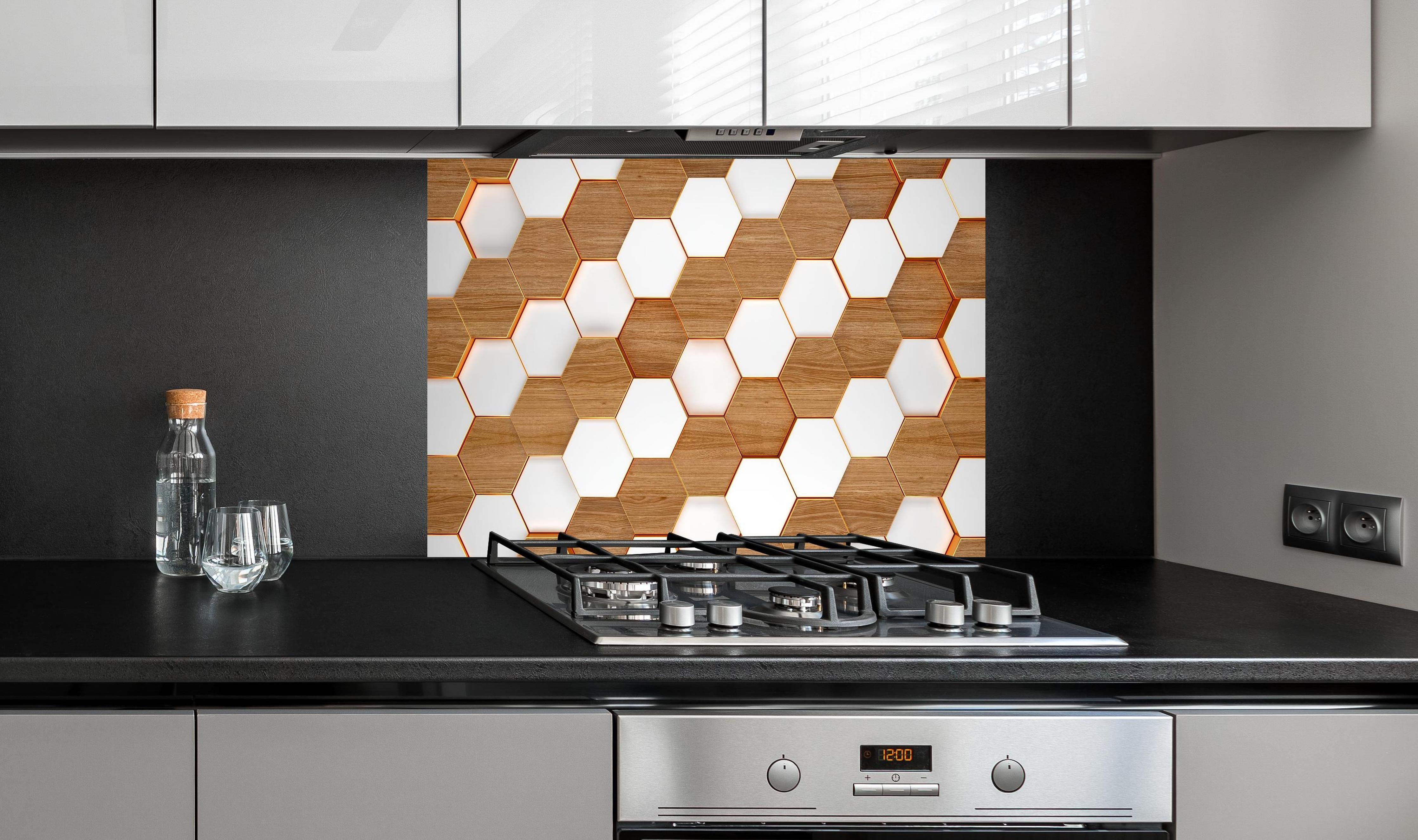 Spritzschutz - Weißes Hexagon Muster mit Holztextur hinter einem Cerankochfeld zwischen Holz-Kochutensilien
