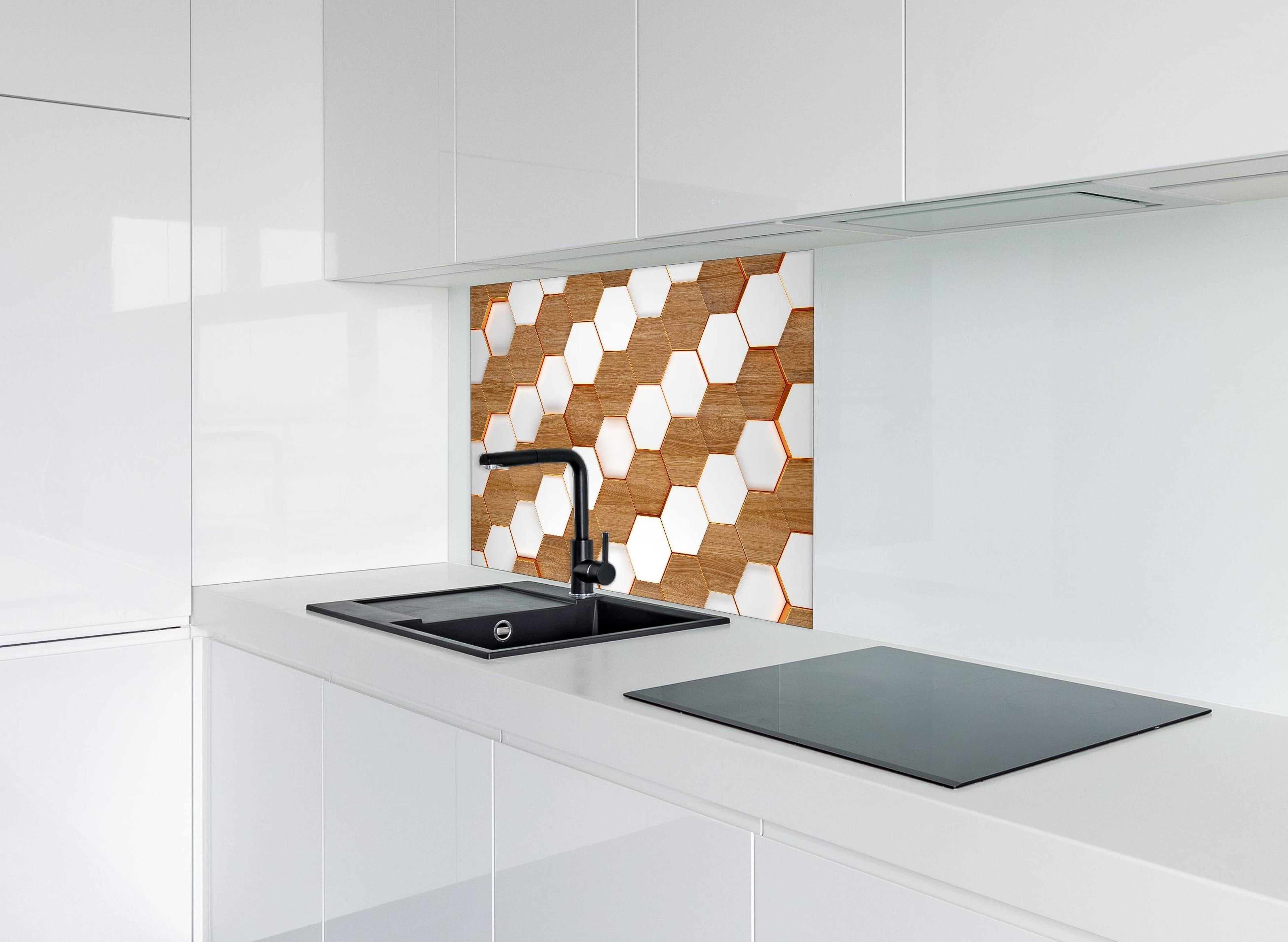 Spritzschutz - Weißes Hexagon Muster mit Holztextur hinter einem Cerankochfeld zwischen Holz-Kochutensilien
