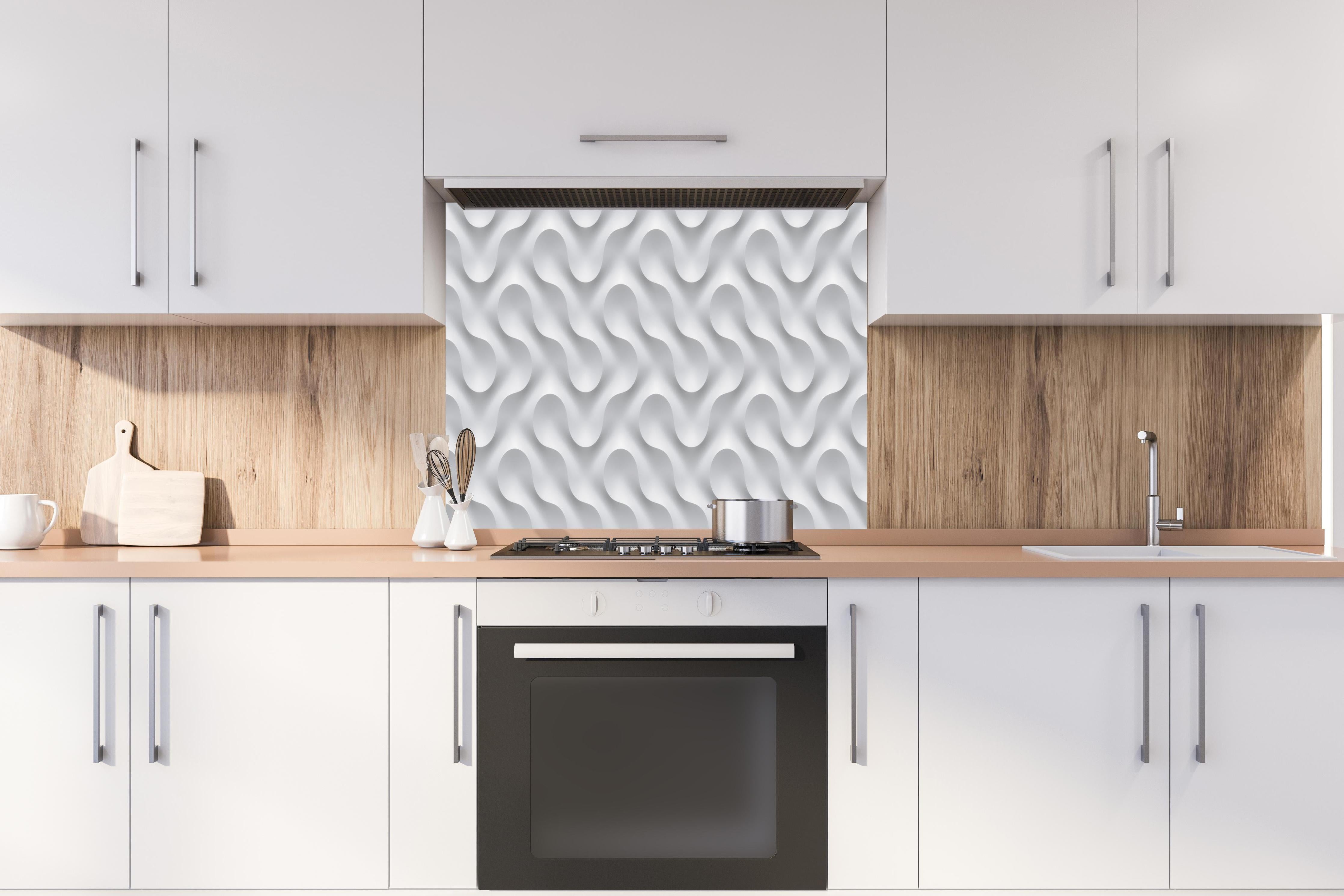 Spritzschutz - Weißes Wellen Muster hinter einem Cerankochfeld zwischen Holz-Kochutensilien
