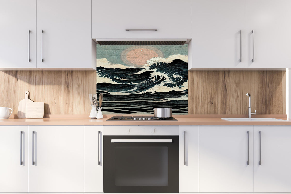 Spritzschutz - Wellen Zeichnung - Gemälde  hinter einem Cerankochfeld zwischen Holz-Kochutensilien
