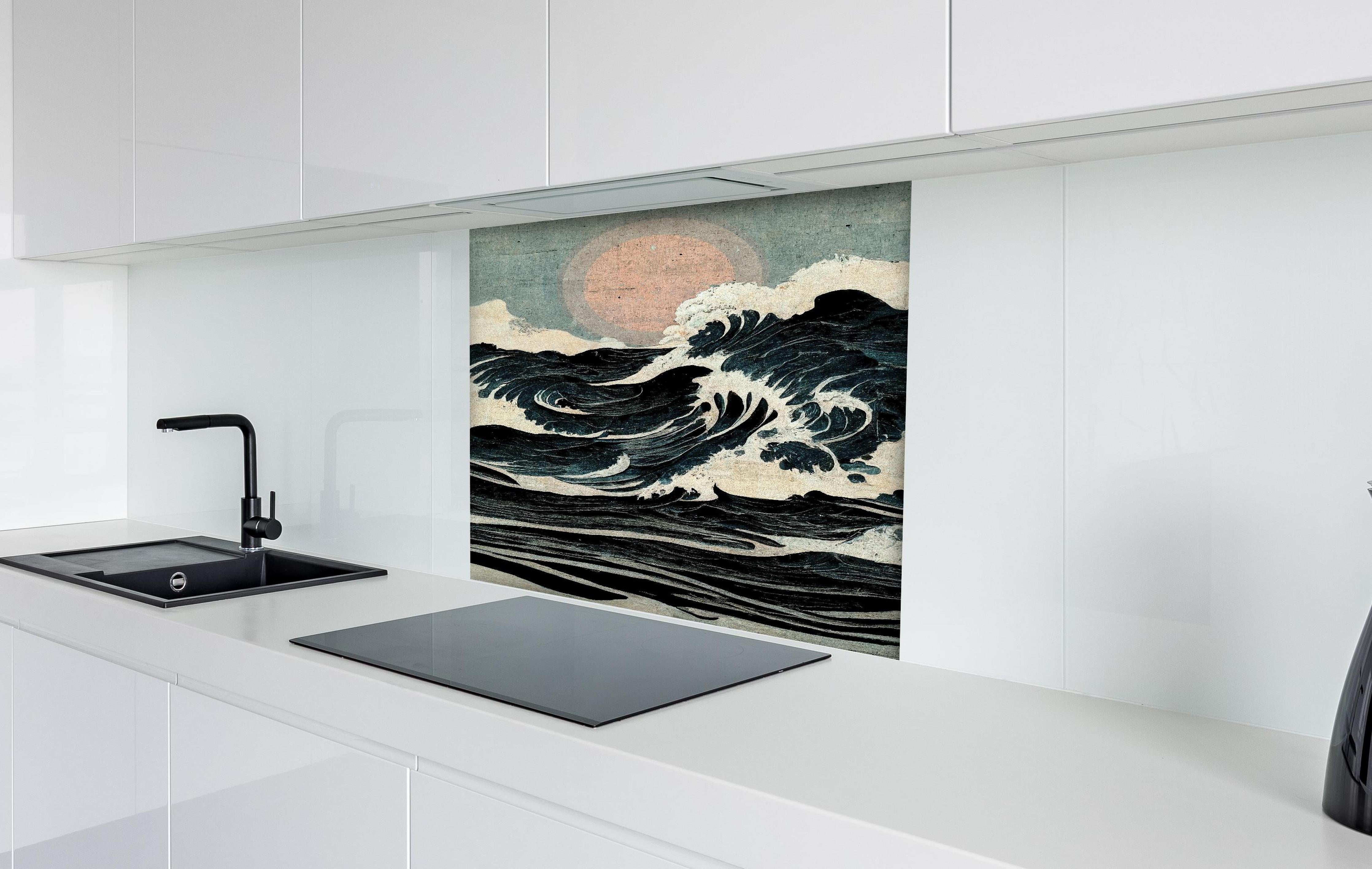 Spritzschutz - Wellen Zeichnung - Gemälde  hinter einem Cerankochfeld zwischen Holz-Kochutensilien
