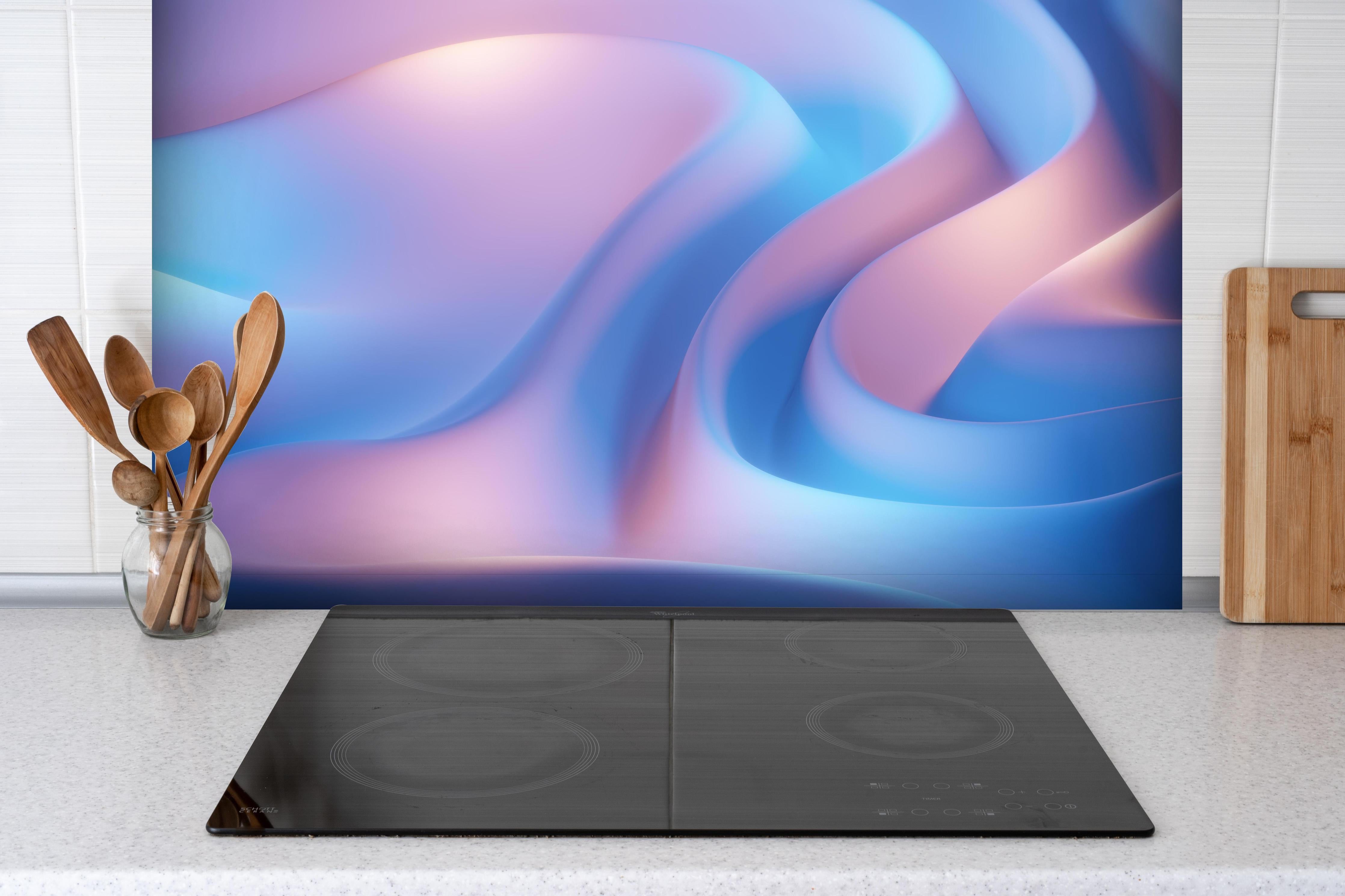 Spritzschutz - Wellenförmige Abstraktion in Blau- und Lilatönen hinter einem Cerankochfeld zwischen Holz-Kochutensilien
