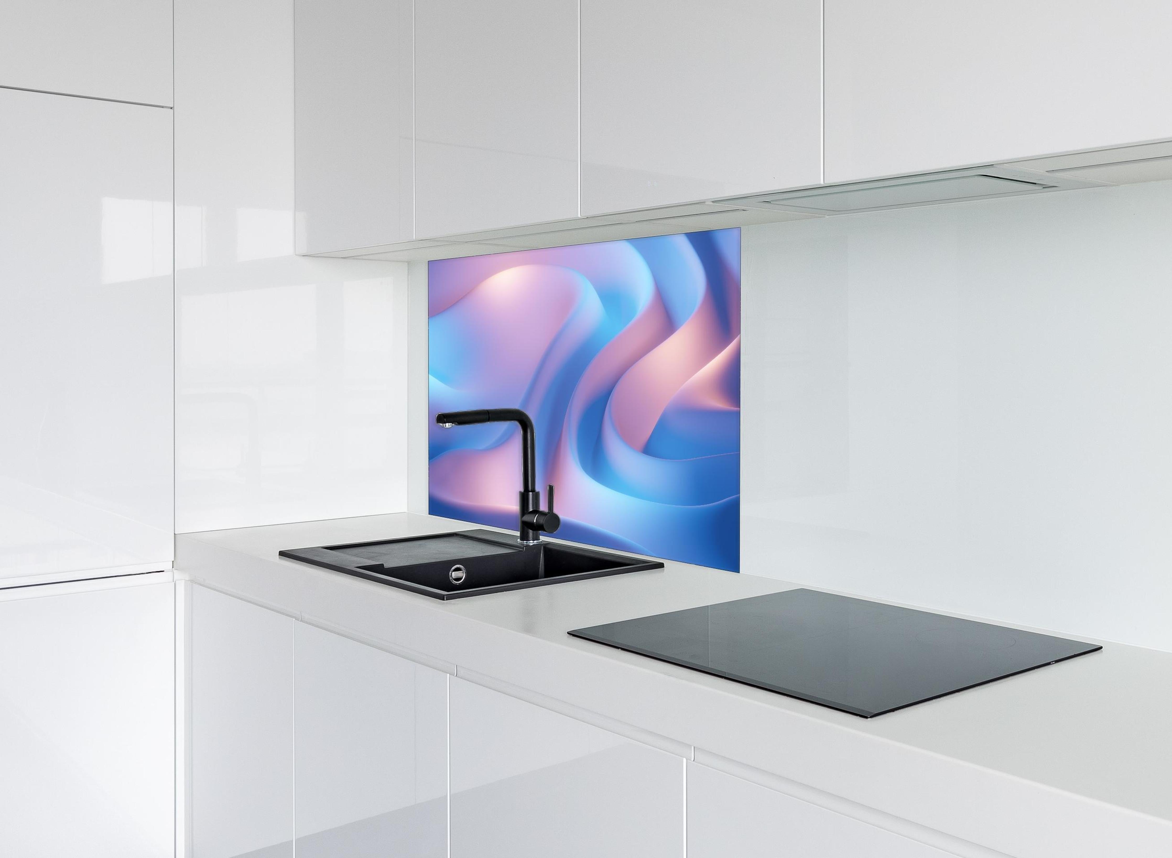 Spritzschutz - Wellenförmige Abstraktion in Blau- und Lilatönen hinter einem Cerankochfeld zwischen Holz-Kochutensilien
