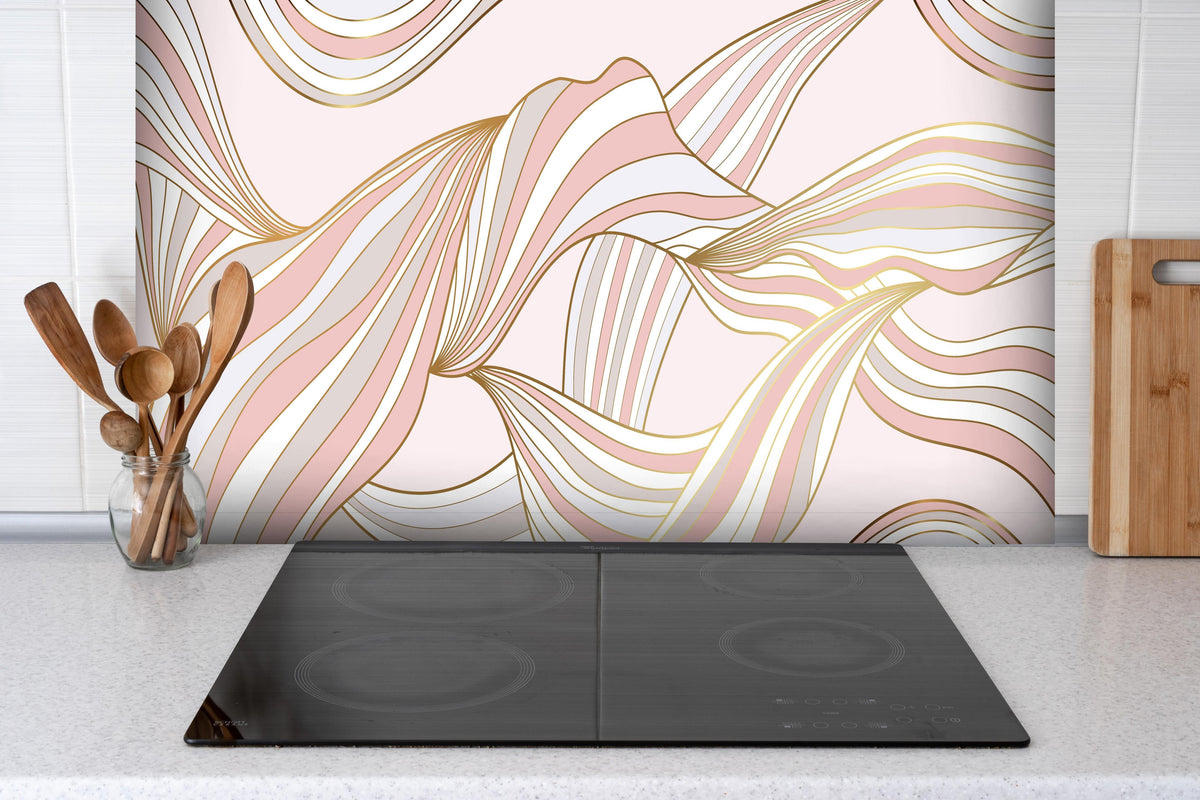 Spritzschutz - Wellenförmige Linien Kunst in Pastell hinter einem Cerankochfeld zwischen Holz-Kochutensilien
