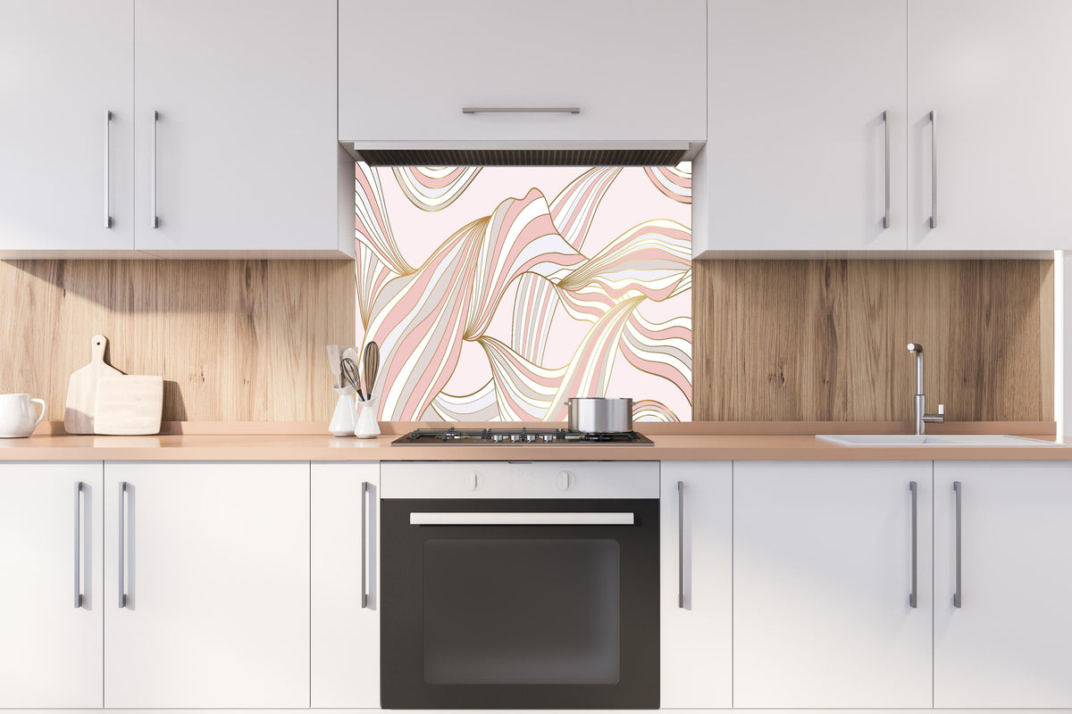 Spritzschutz - Wellenförmige Linien Kunst in Pastell hinter einem Cerankochfeld zwischen Holz-Kochutensilien
