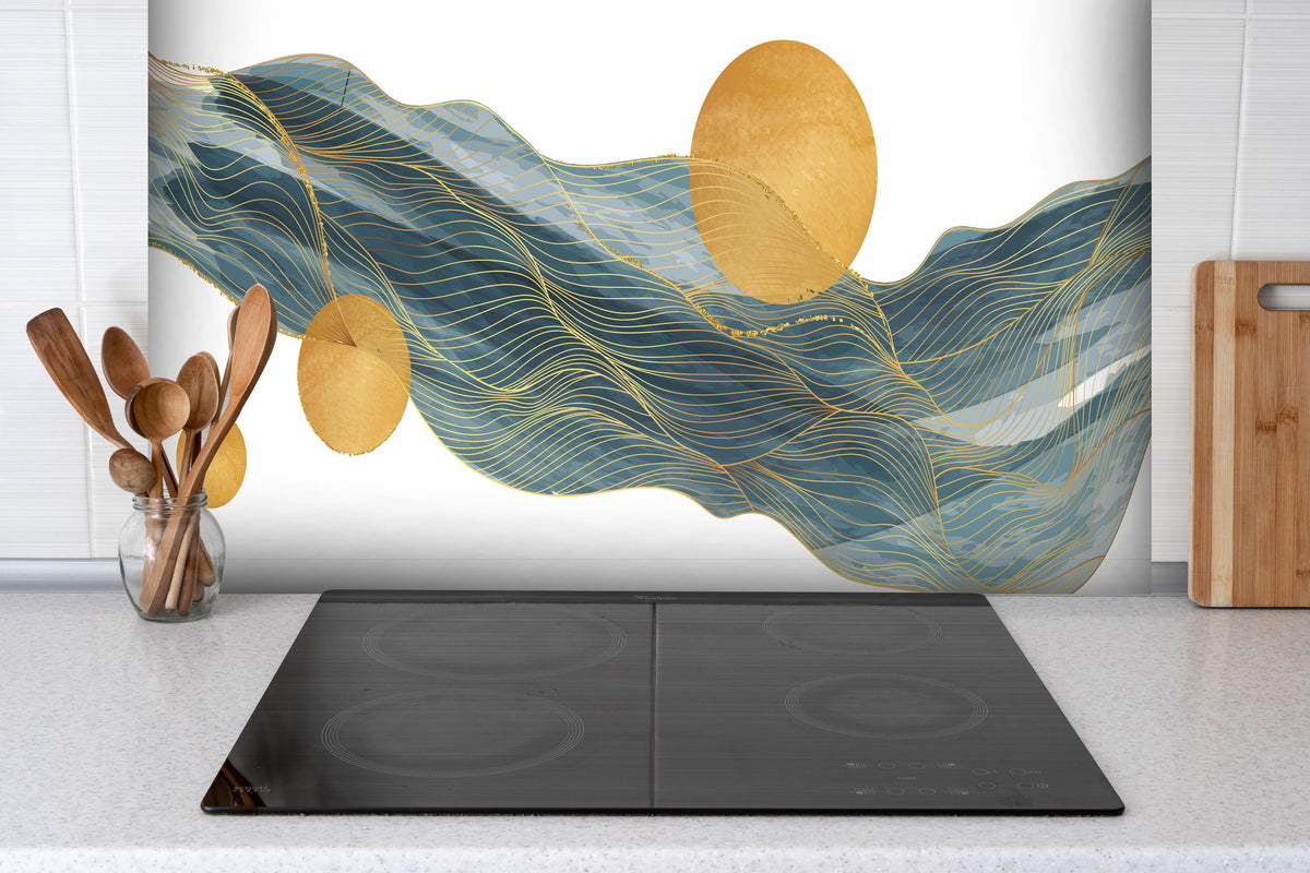 Spritzschutz - Wellenmuster mit goldenen Kreisen Kunst hinter einem Cerankochfeld zwischen Holz-Kochutensilien
