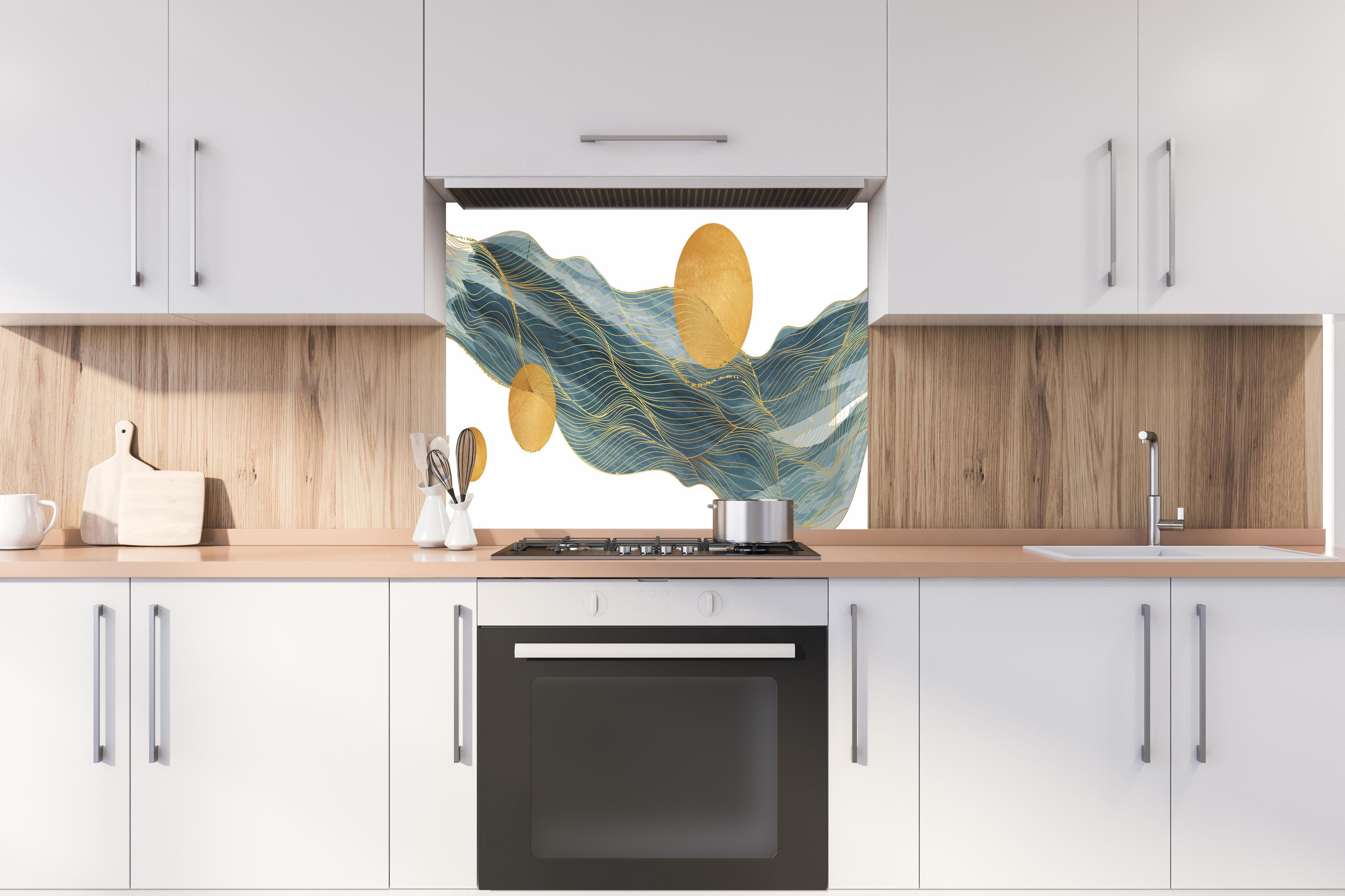 Spritzschutz - Wellenmuster mit goldenen Kreisen Kunst hinter einem Cerankochfeld zwischen Holz-Kochutensilien
