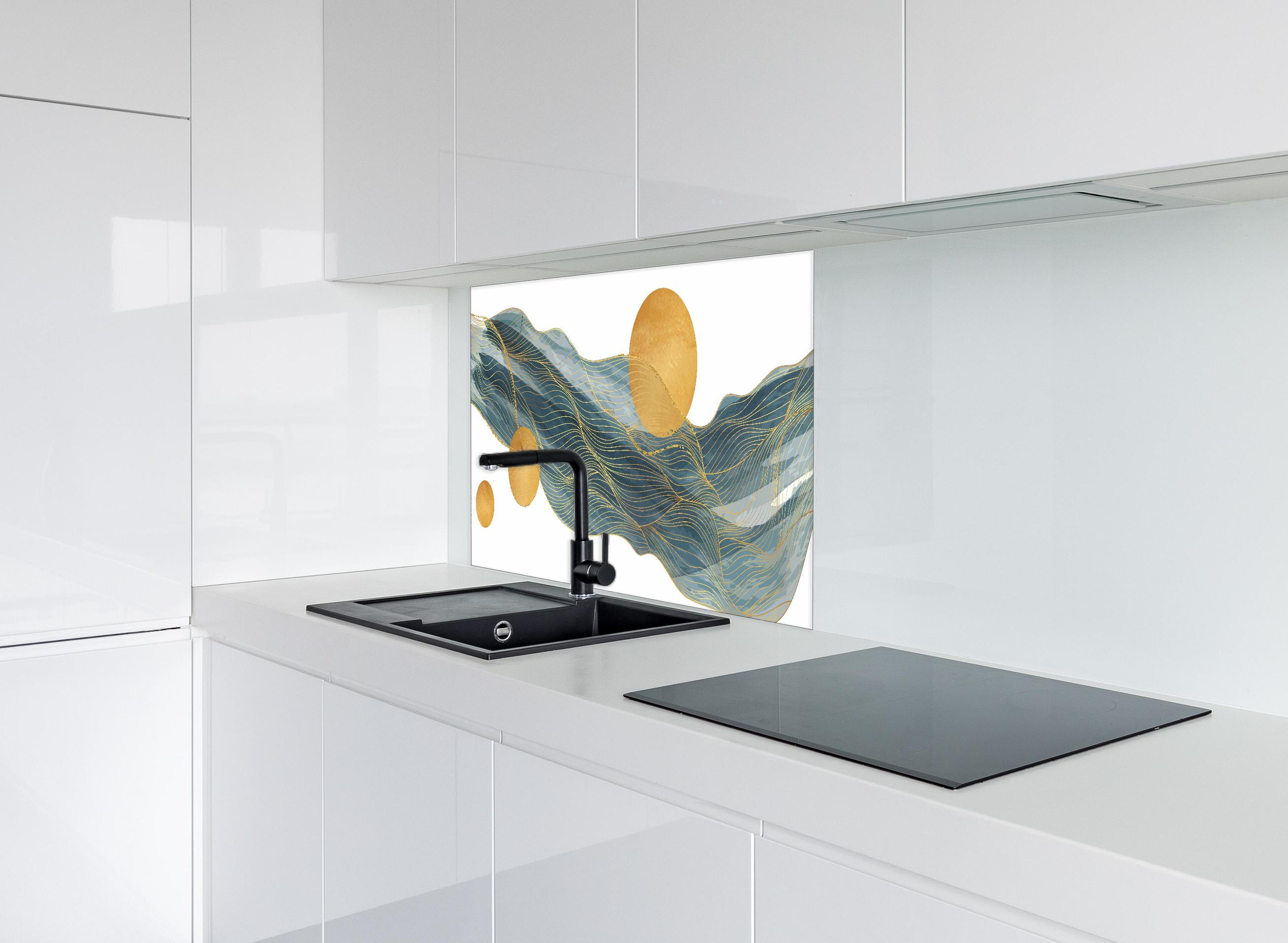 Spritzschutz - Wellenmuster mit goldenen Kreisen Kunst hinter einem Cerankochfeld zwischen Holz-Kochutensilien
