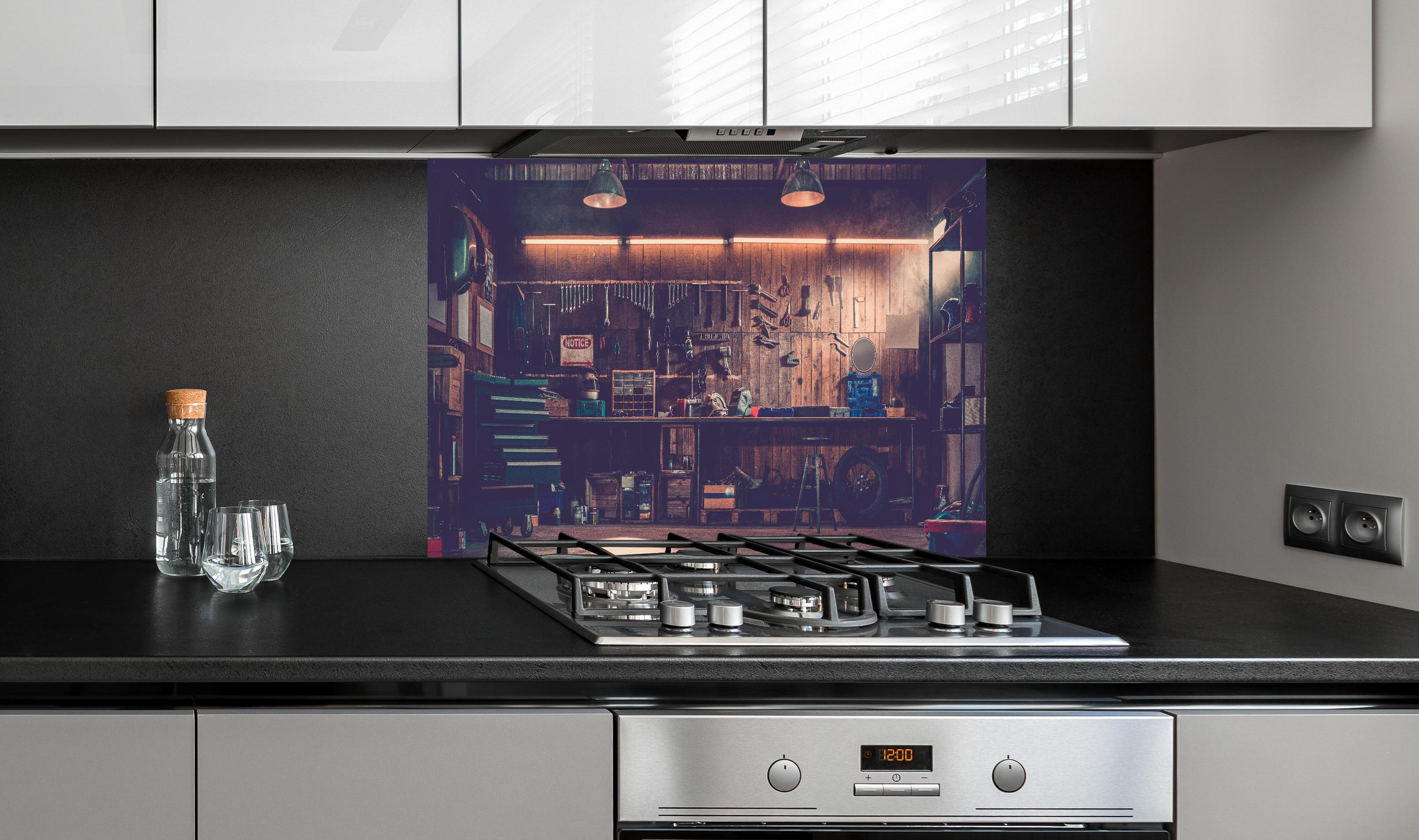 Spritzschutz - Werkstatt-Szene hinter einem Cerankochfeld zwischen Holz-Kochutensilien
