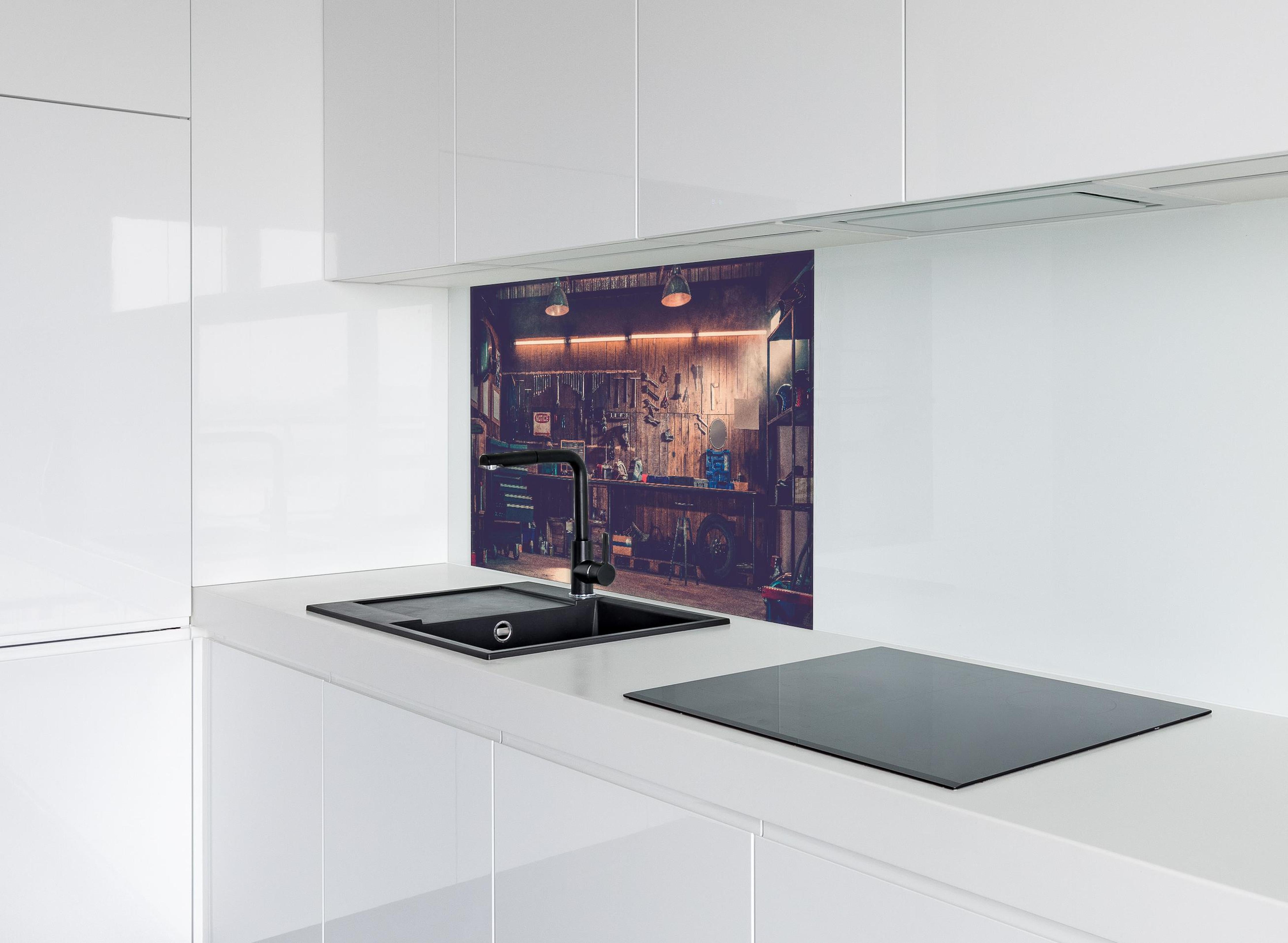 Spritzschutz - Werkstatt-Szene hinter einem Cerankochfeld zwischen Holz-Kochutensilien
