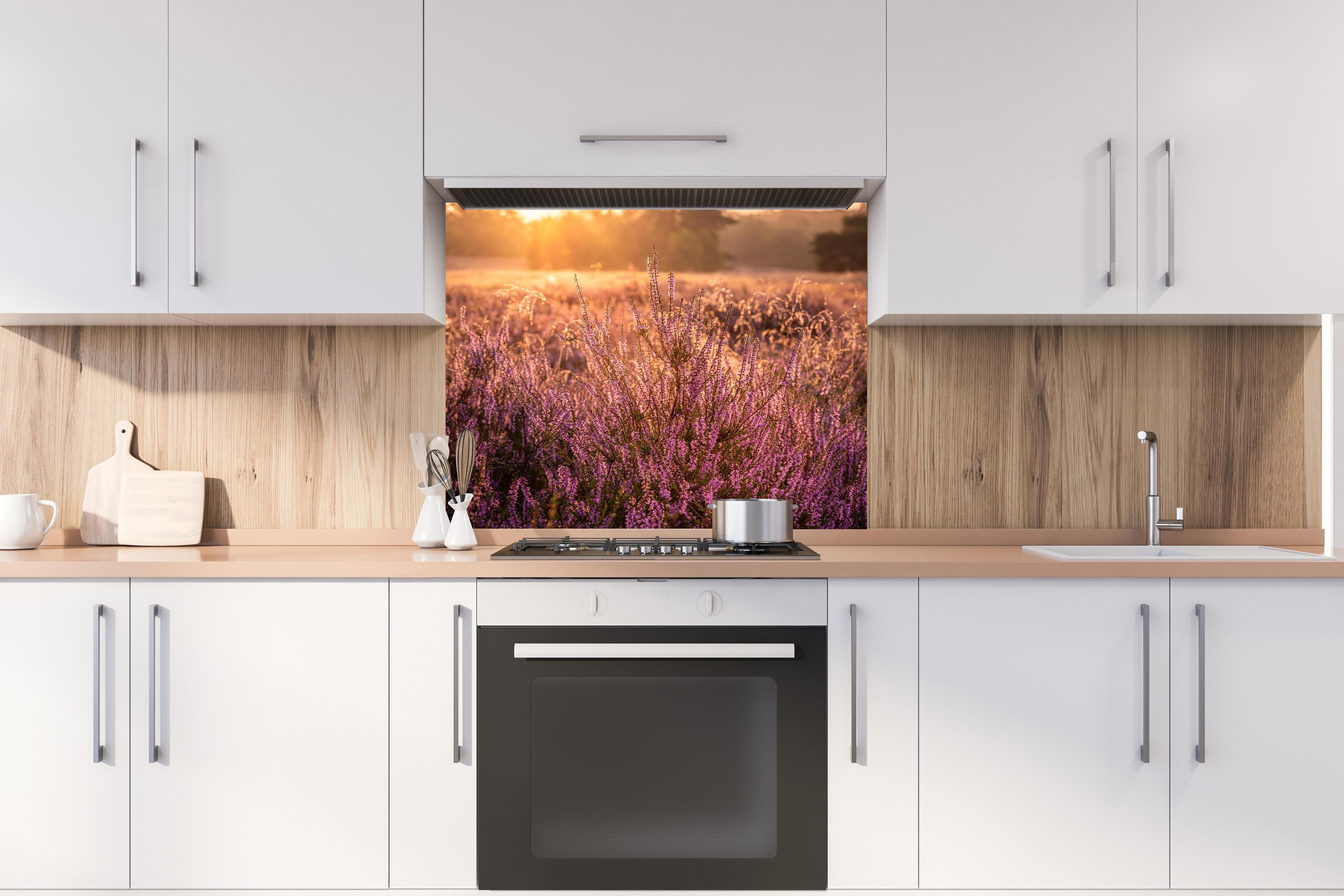 Spritzschutz - Westruper Heide bei Haltern im Münsterland hinter einem Cerankochfeld zwischen Holz-Kochutensilien
