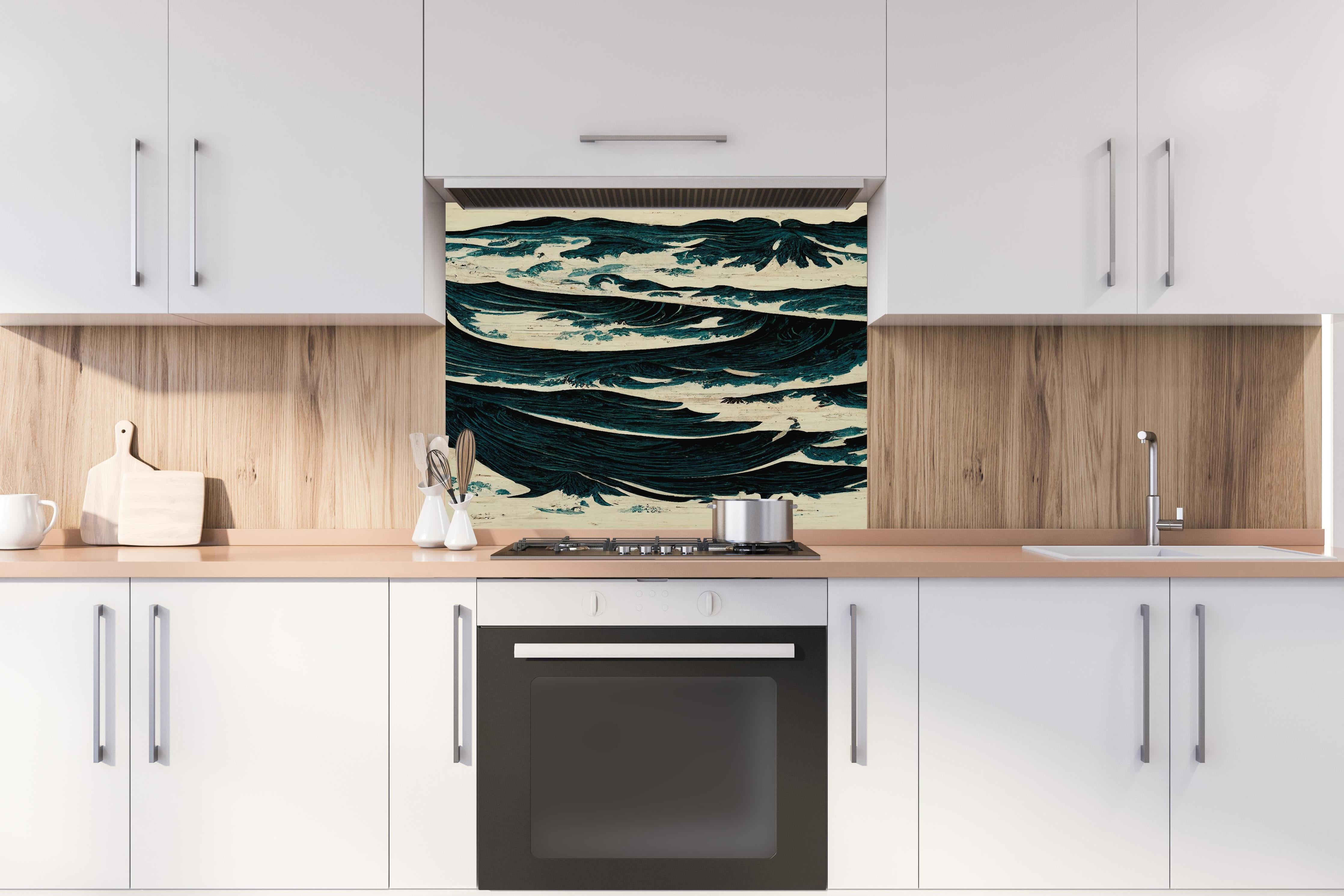 Spritzschutz - Wilde Wellen - Gemälde hinter einem Cerankochfeld zwischen Holz-Kochutensilien
