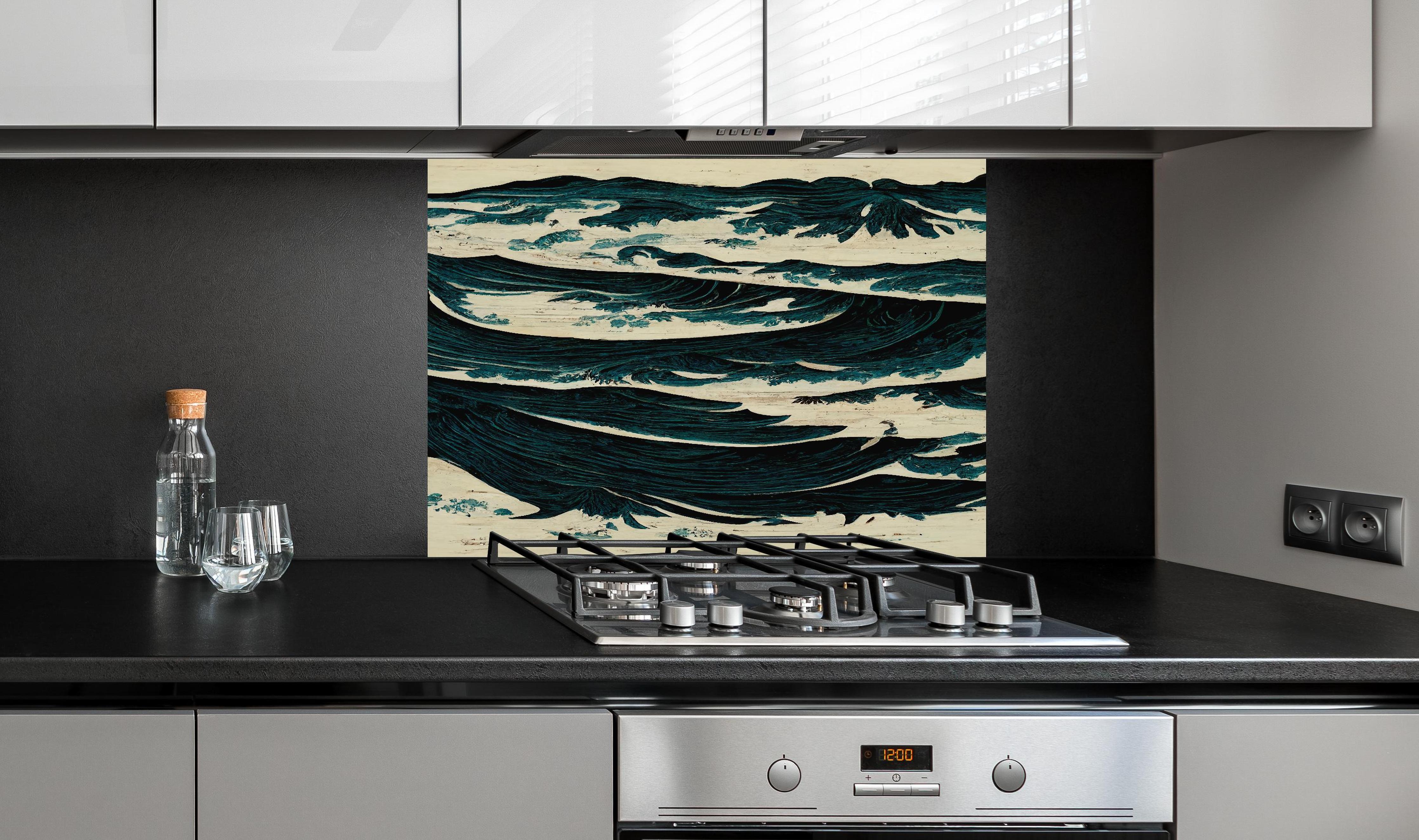 Spritzschutz - Wilde Wellen - Gemälde hinter einem Cerankochfeld zwischen Holz-Kochutensilien
