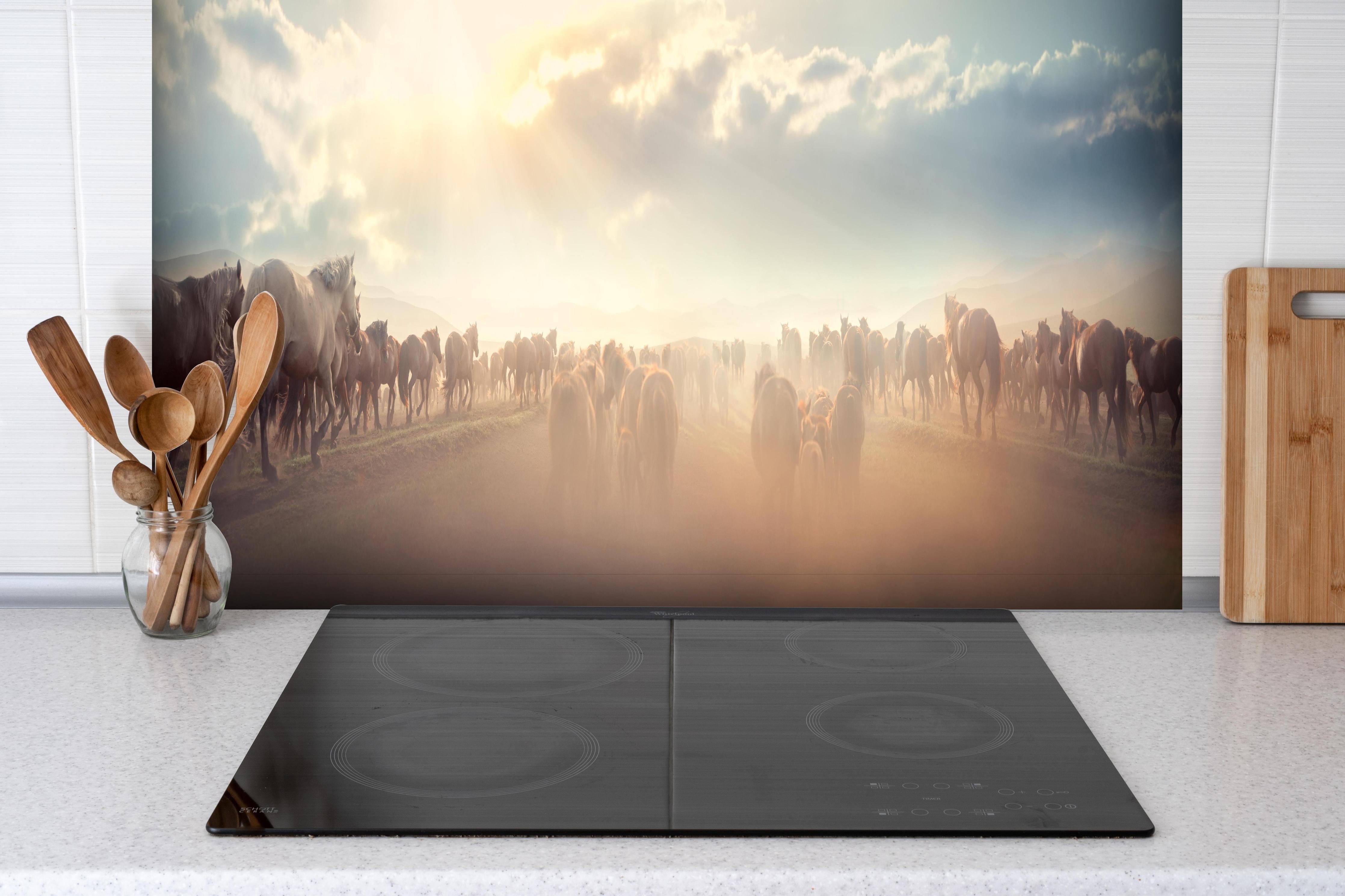 Spritzschutz - Wildpferde-Herde begegnet Sonnenuntergangspanorama hinter einem Cerankochfeld zwischen Holz-Kochutensilien
