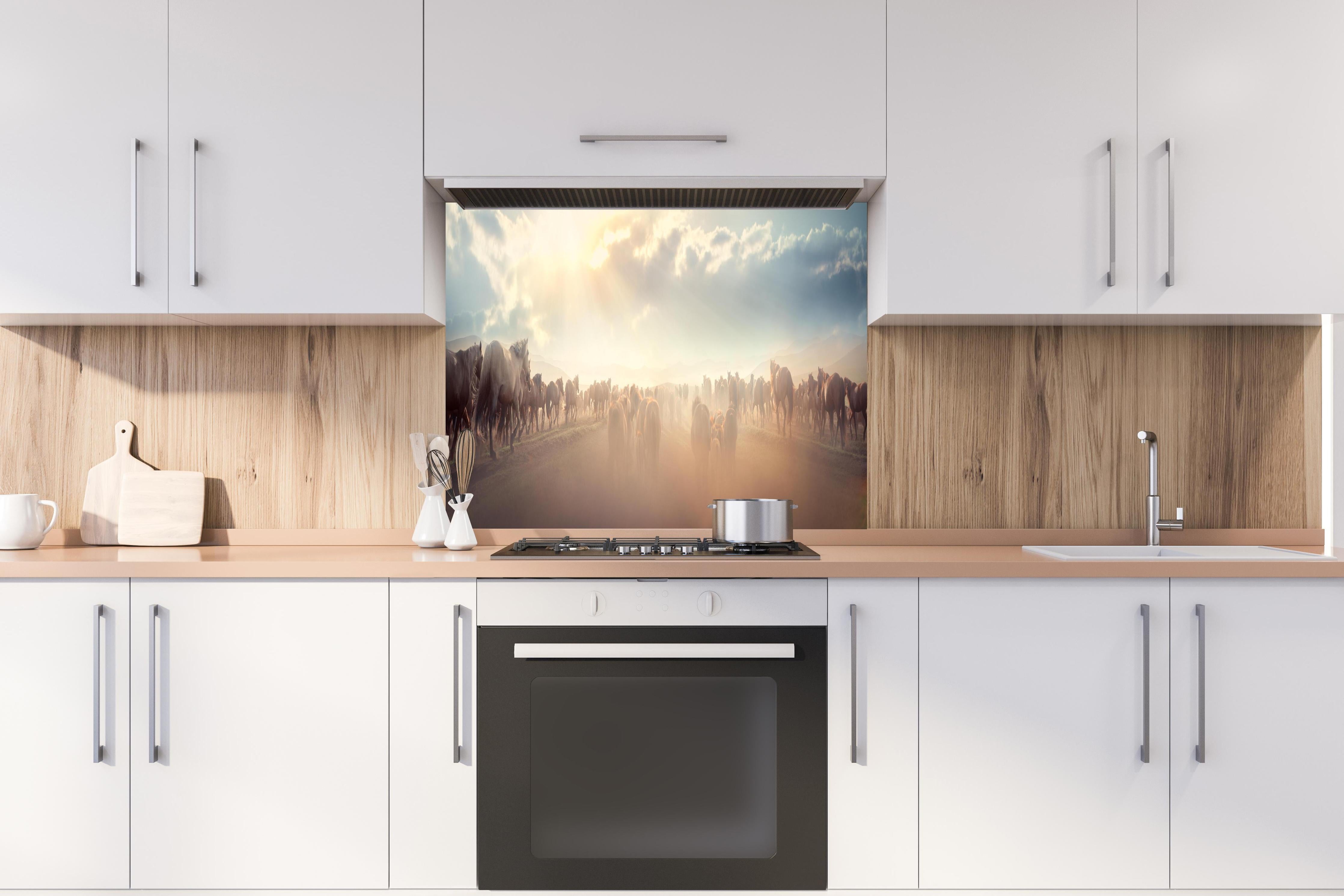 Spritzschutz - Wildpferde-Herde begegnet Sonnenuntergangspanorama hinter einem Cerankochfeld zwischen Holz-Kochutensilien
