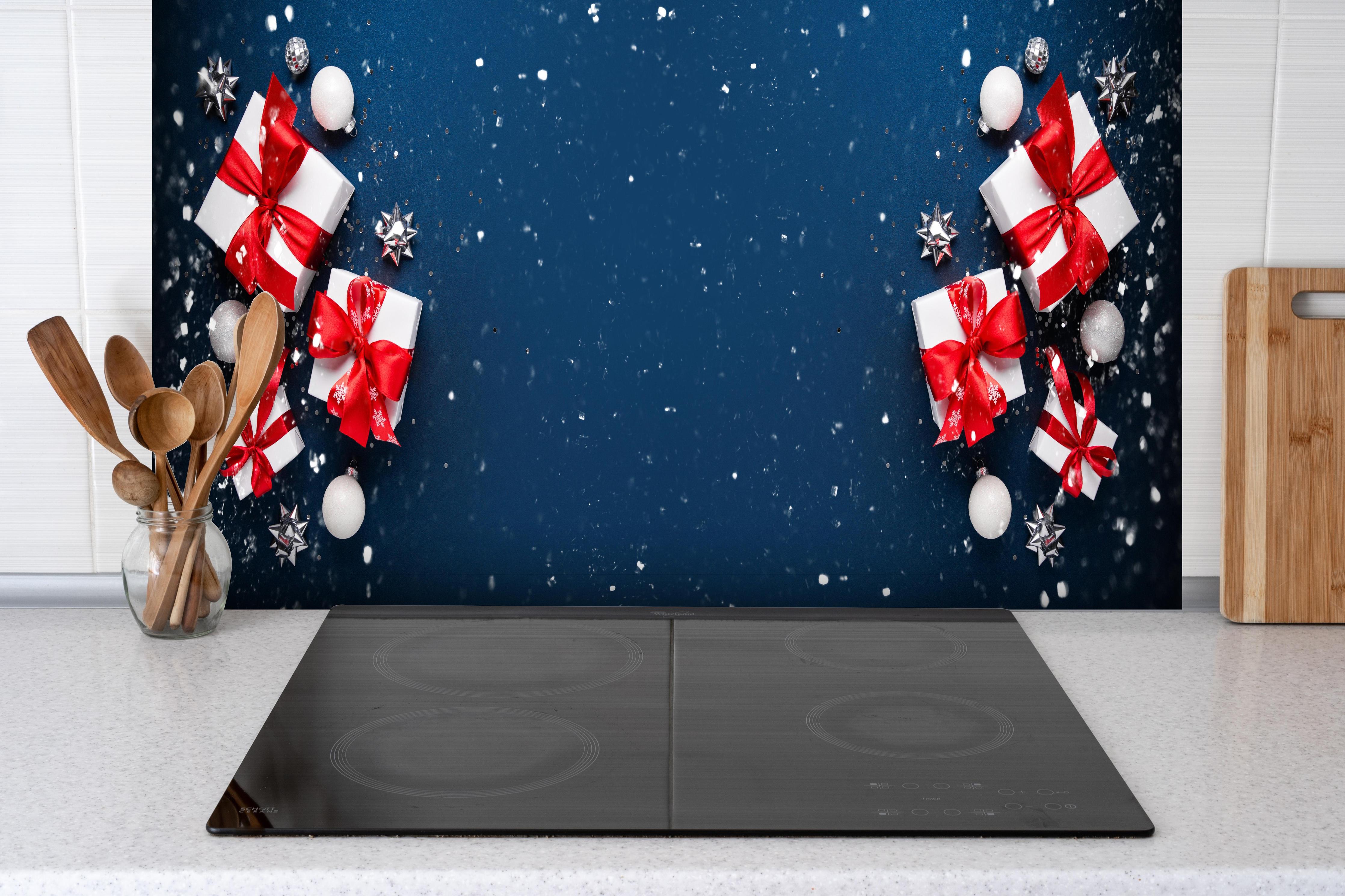 Spritzschutz - Winterdekoration als Banner hinter einem Cerankochfeld zwischen Holz-Kochutensilien
