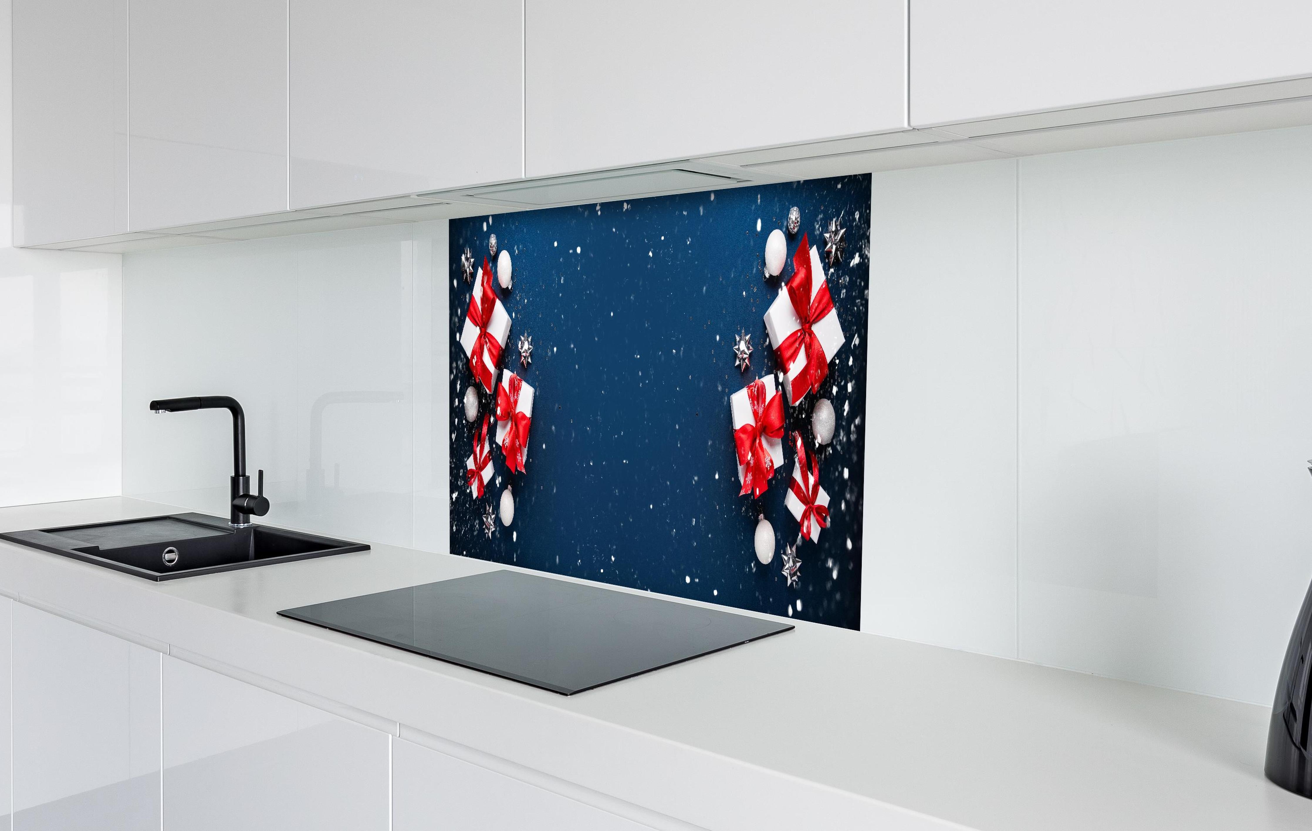 Spritzschutz - Winterdekoration als Banner hinter einem Cerankochfeld zwischen Holz-Kochutensilien
