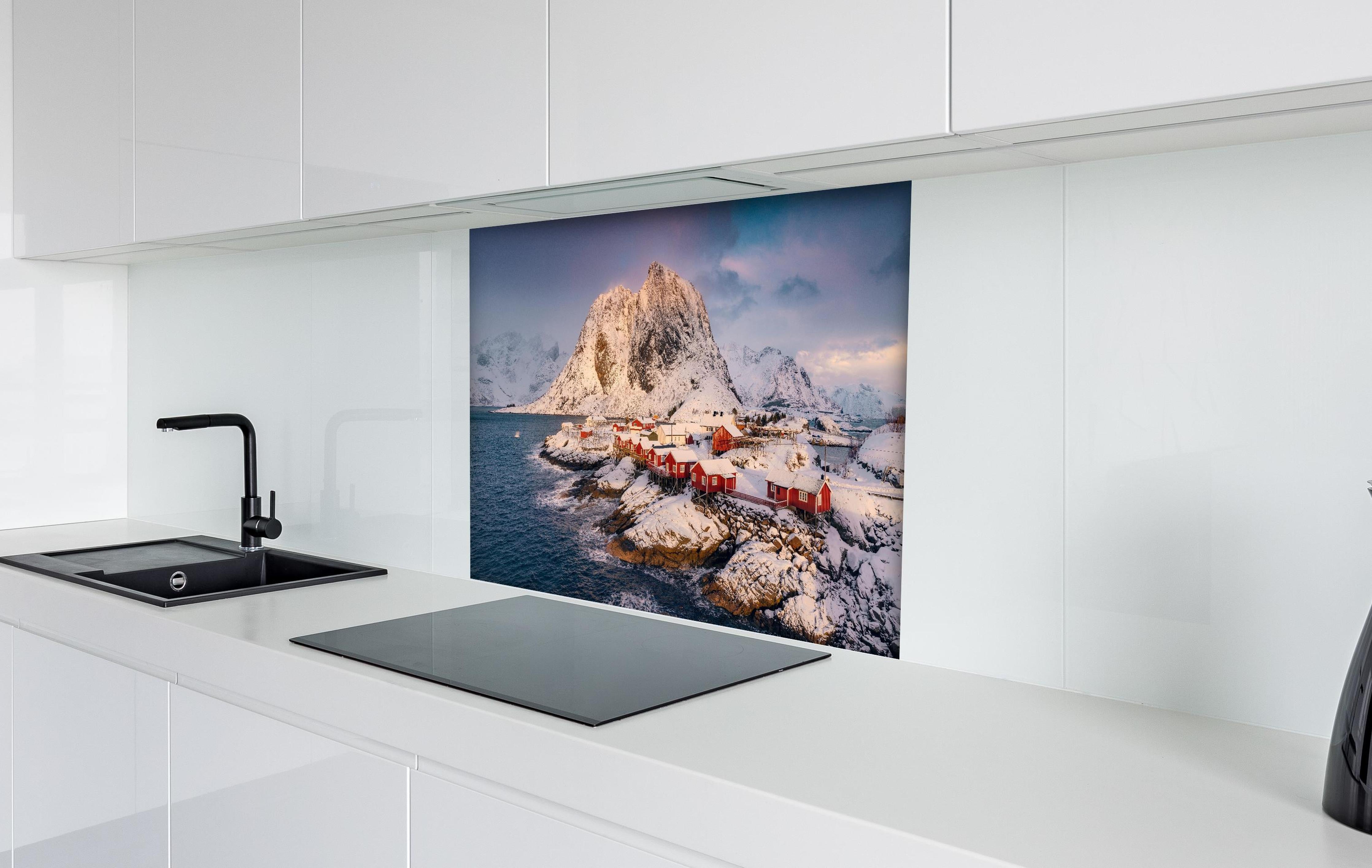 Spritzschutz - Winterlandschaft Lofoten, Schneebedeckte Fjorde hinter einem Cerankochfeld zwischen Holz-Kochutensilien
