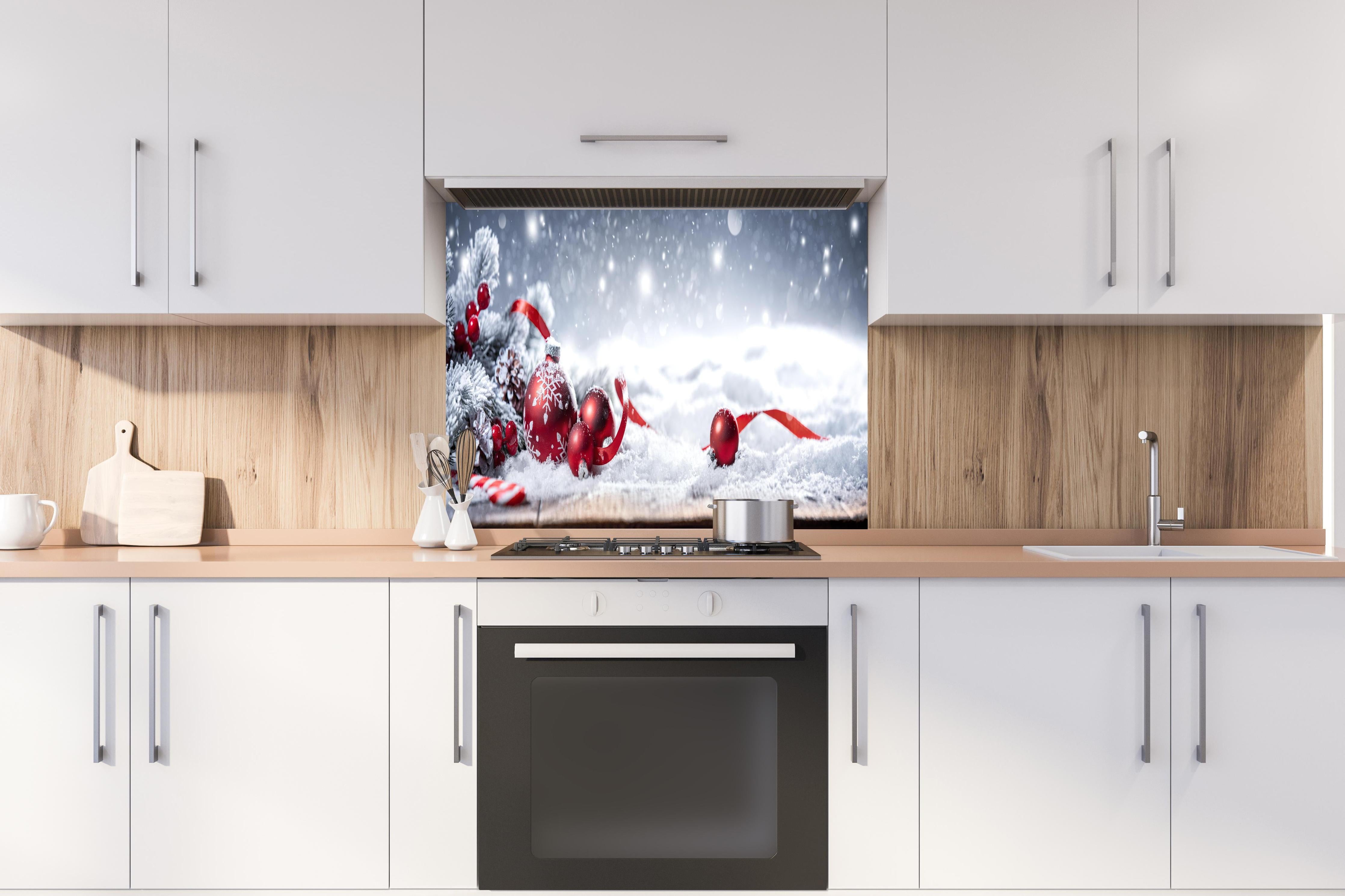 Spritzschutz - Winterliche Weihnachtsdekoration hinter einem Cerankochfeld zwischen Holz-Kochutensilien
