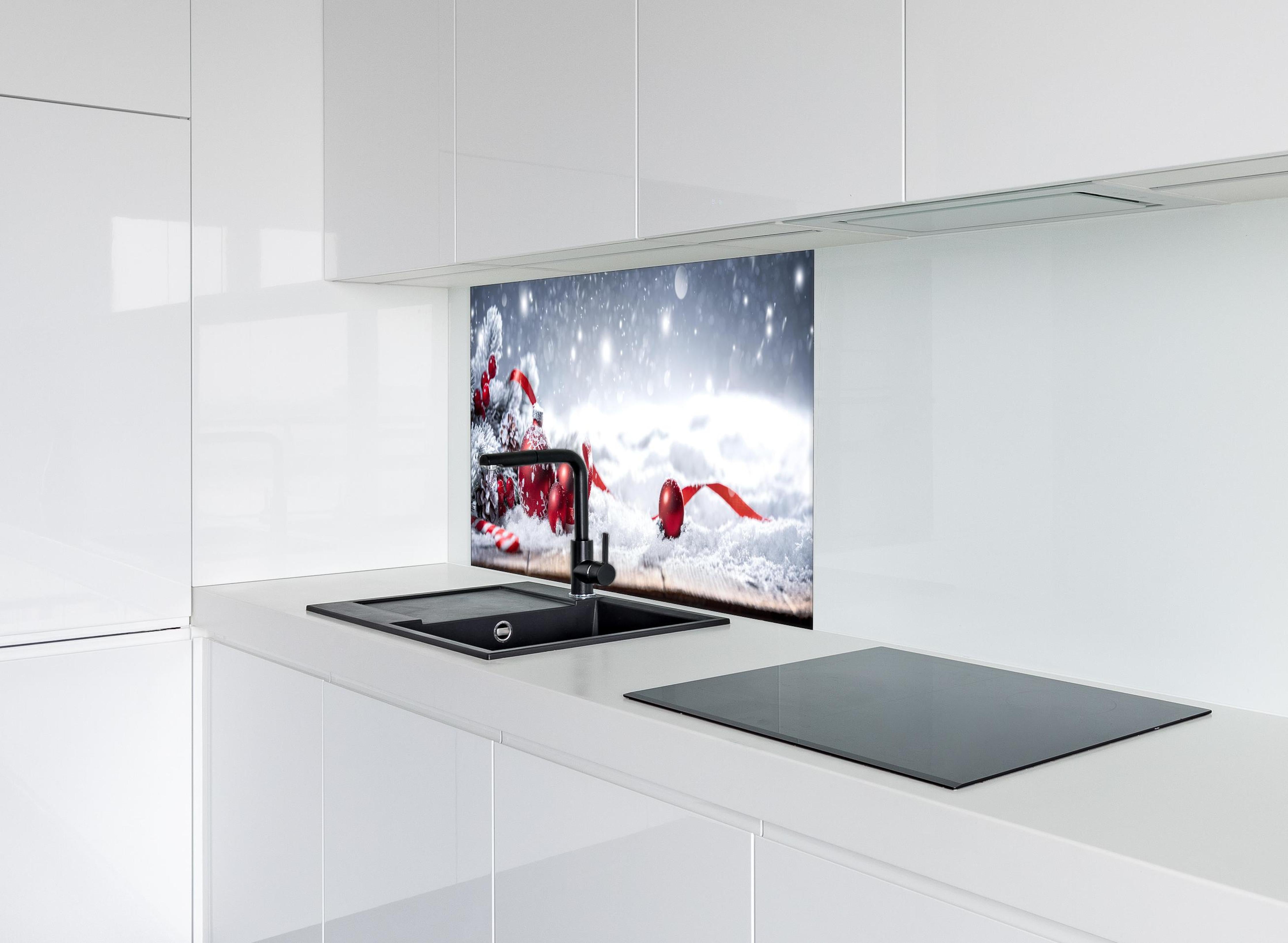 Spritzschutz - Winterliche Weihnachtsdekoration hinter einem Cerankochfeld zwischen Holz-Kochutensilien
