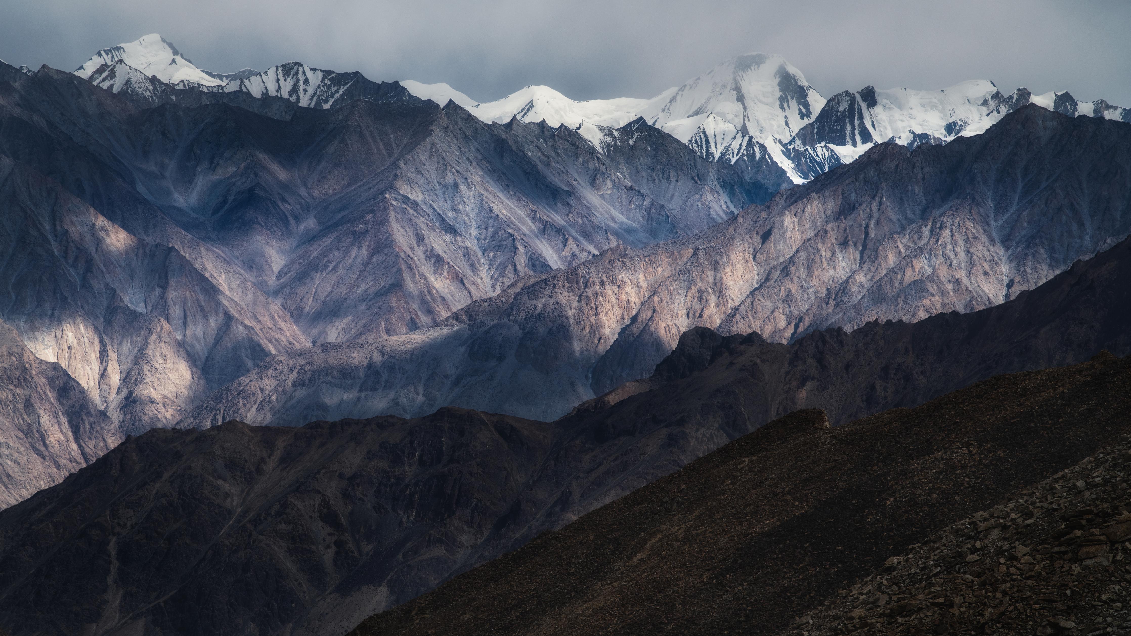 Spritzschutz-Winterliches Bergpanorama mit Schnee und Felsen