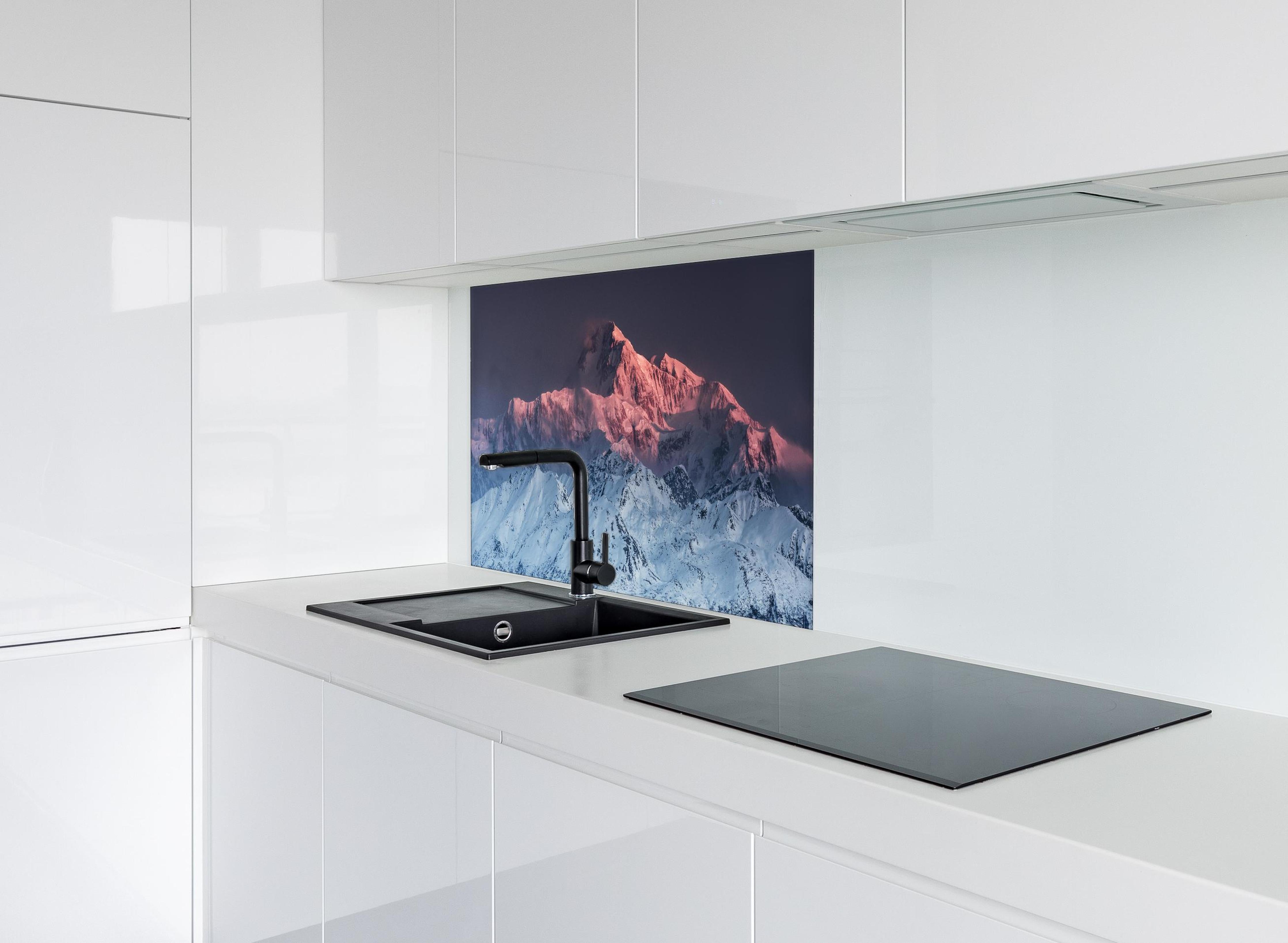 Spritzschutz - Winterliches Panorama des Mount Denali hinter einem Cerankochfeld zwischen Holz-Kochutensilien
