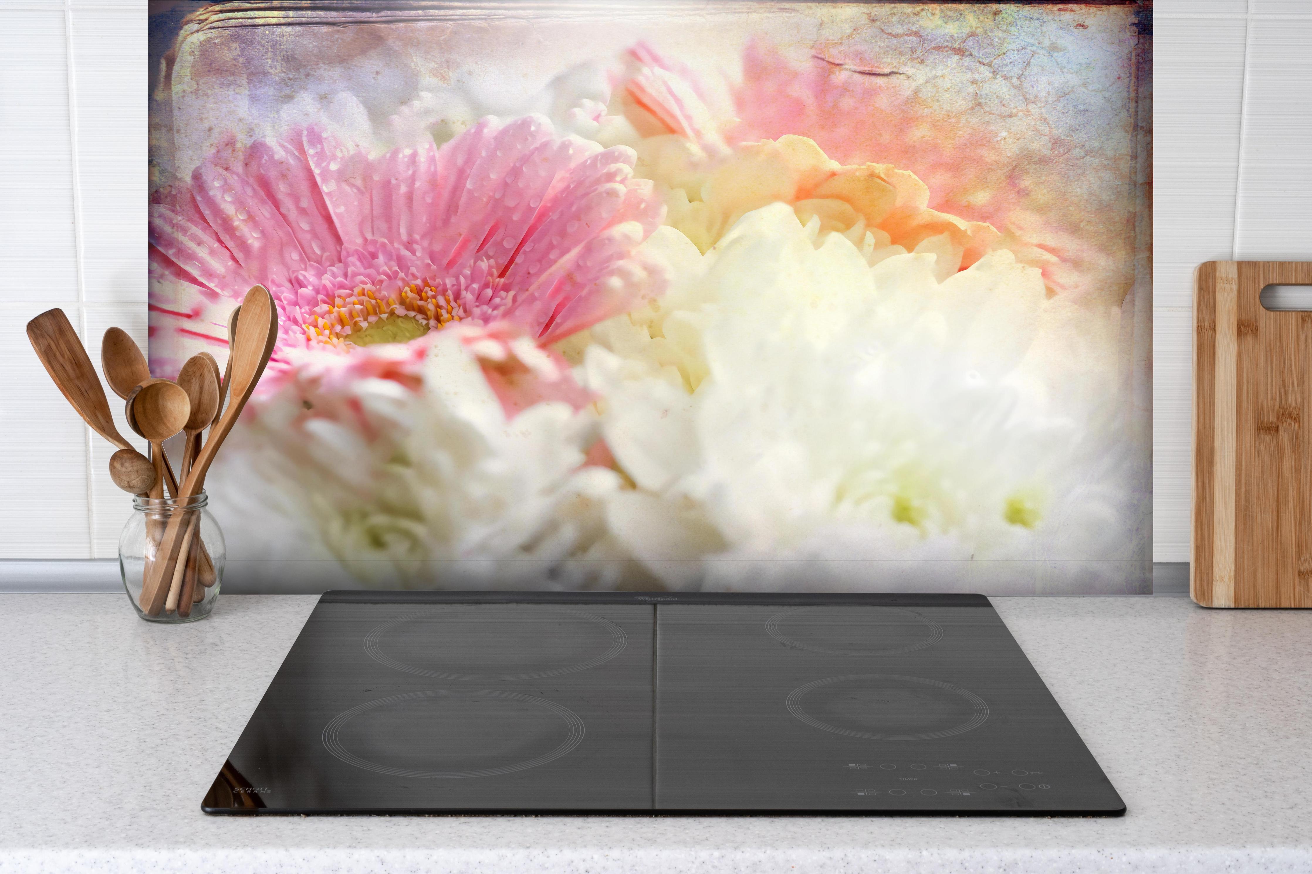 Spritzschutz - Wunderschöne Blumen - Nahaufnahme hinter einem Cerankochfeld zwischen Holz-Kochutensilien
